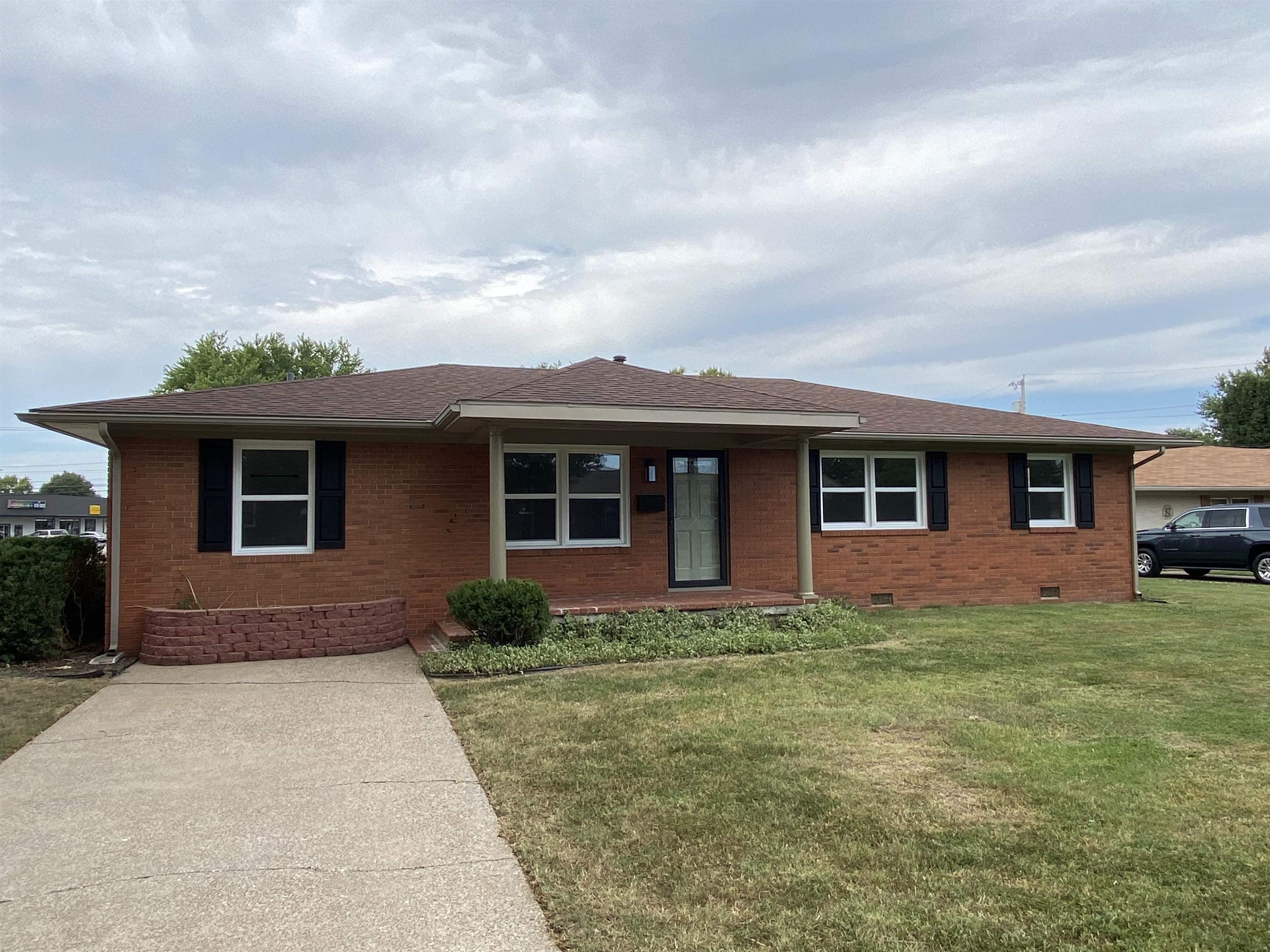 1745 College Dr, Owensboro, Kentucky 42301, 4 Bedrooms Bedrooms, ,2 BathroomsBathrooms,Single Family Residence,For Sale,College Dr,90705