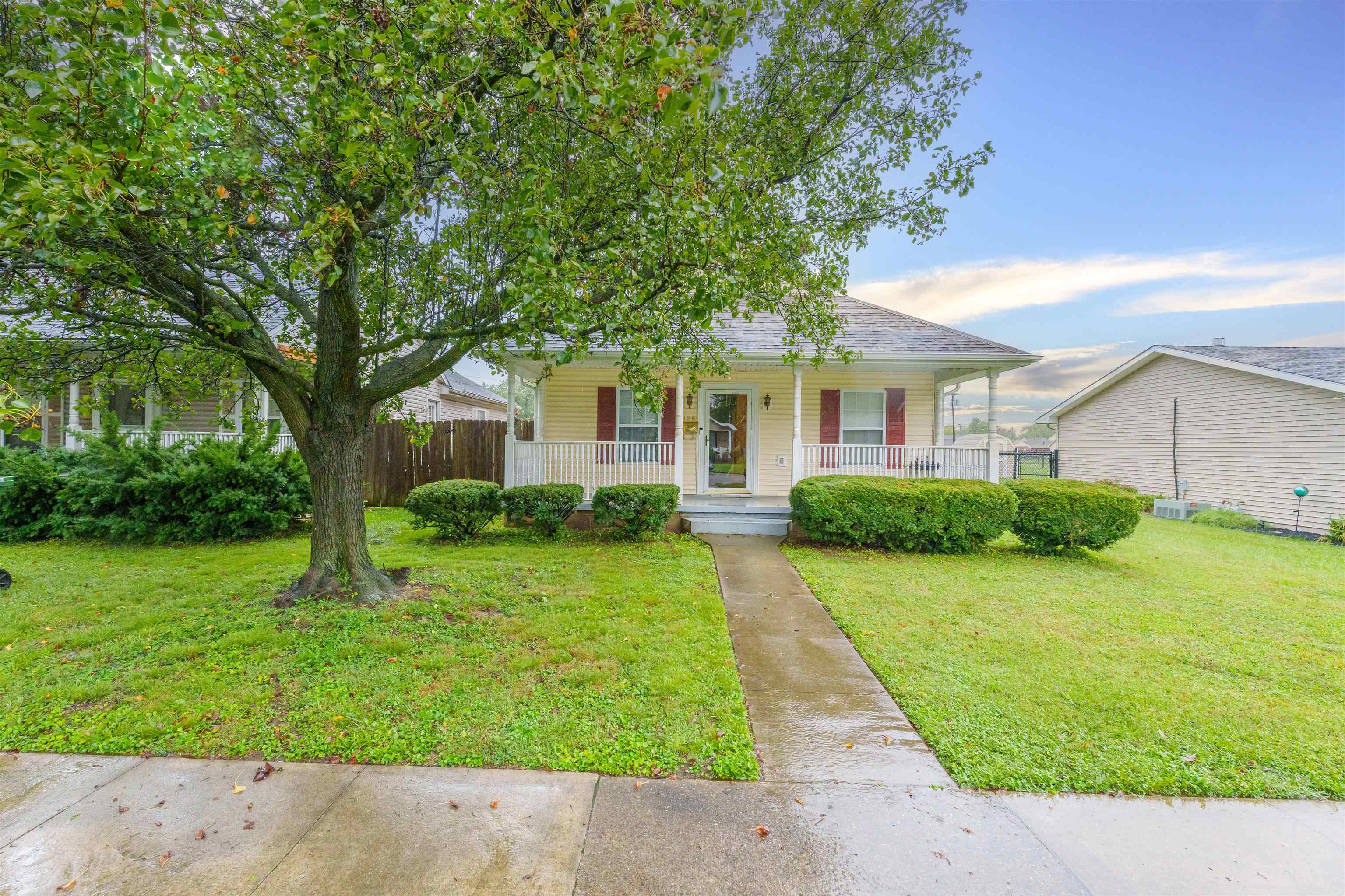 526 Maple St, Owensboro, Kentucky 42301, 3 Bedrooms Bedrooms, ,1 BathroomBathrooms,Single Family Residence,For Sale,Maple St,90742