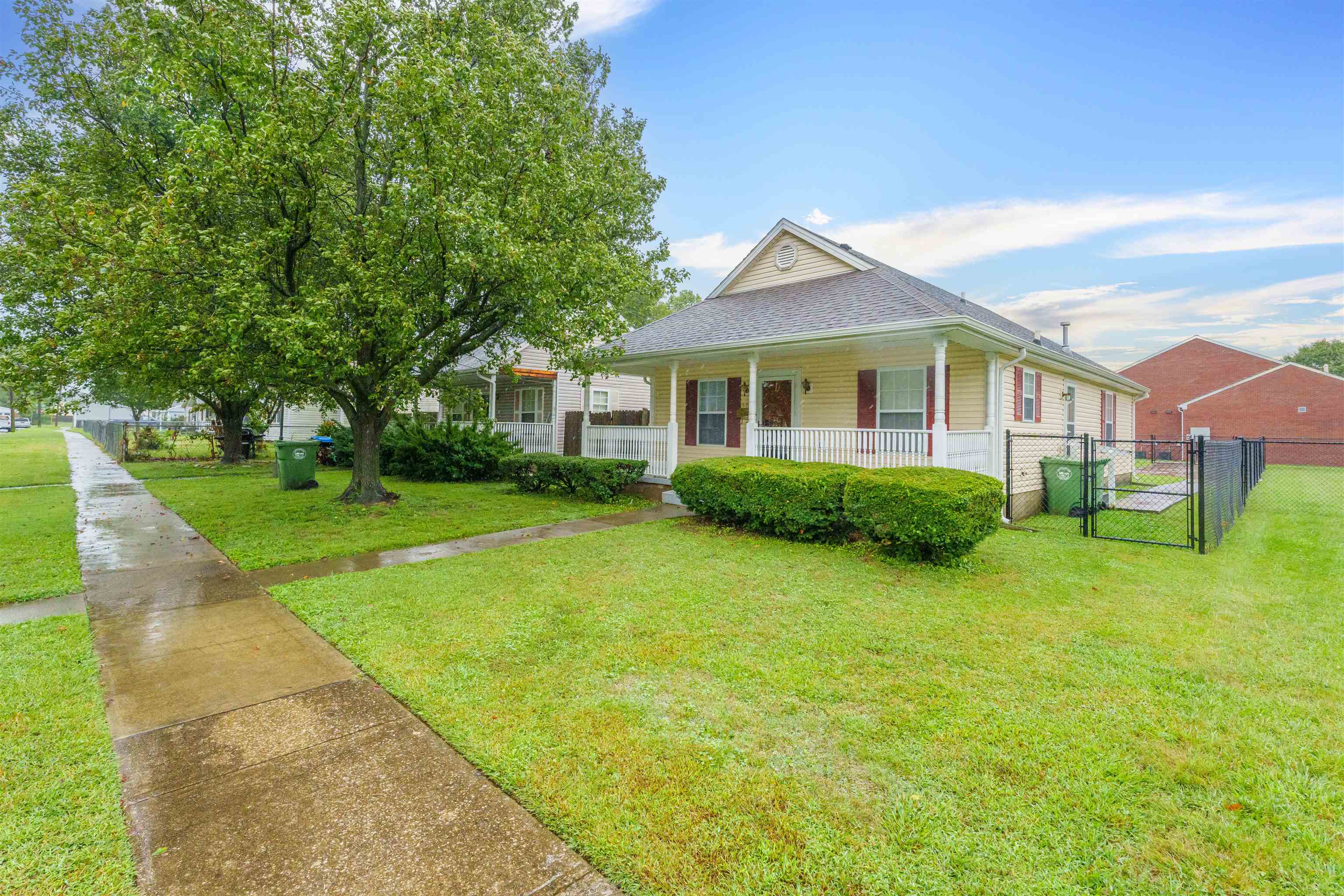 526 Maple St, Owensboro, Kentucky 42301, 3 Bedrooms Bedrooms, ,1 BathroomBathrooms,Single Family Residence,For Sale,Maple St,90742