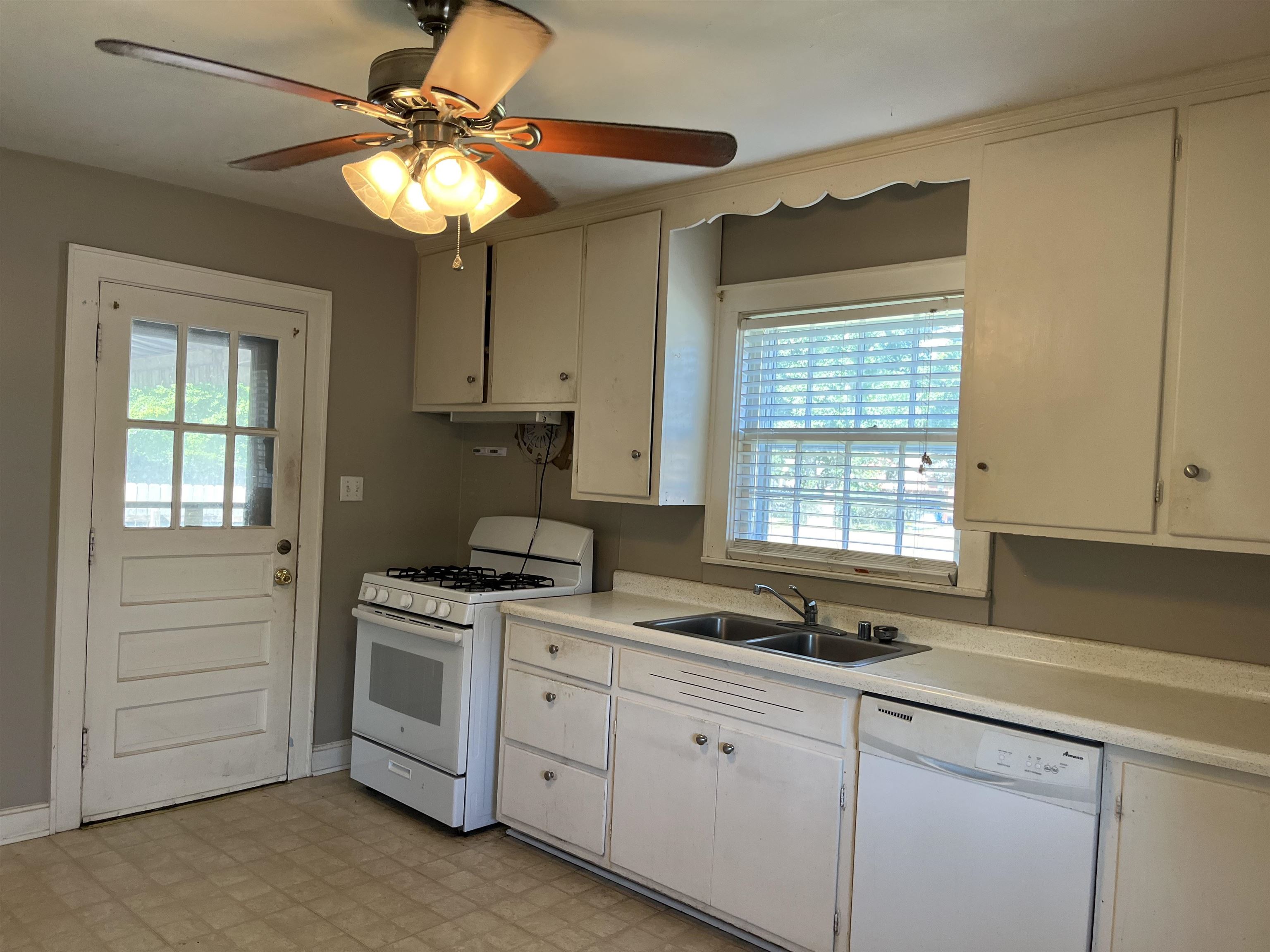 721 Maple Ave, Owensboro, Kentucky 42301, 3 Bedrooms Bedrooms, ,1 BathroomBathrooms,Single Family Residence,For Sale,Maple Ave,90751