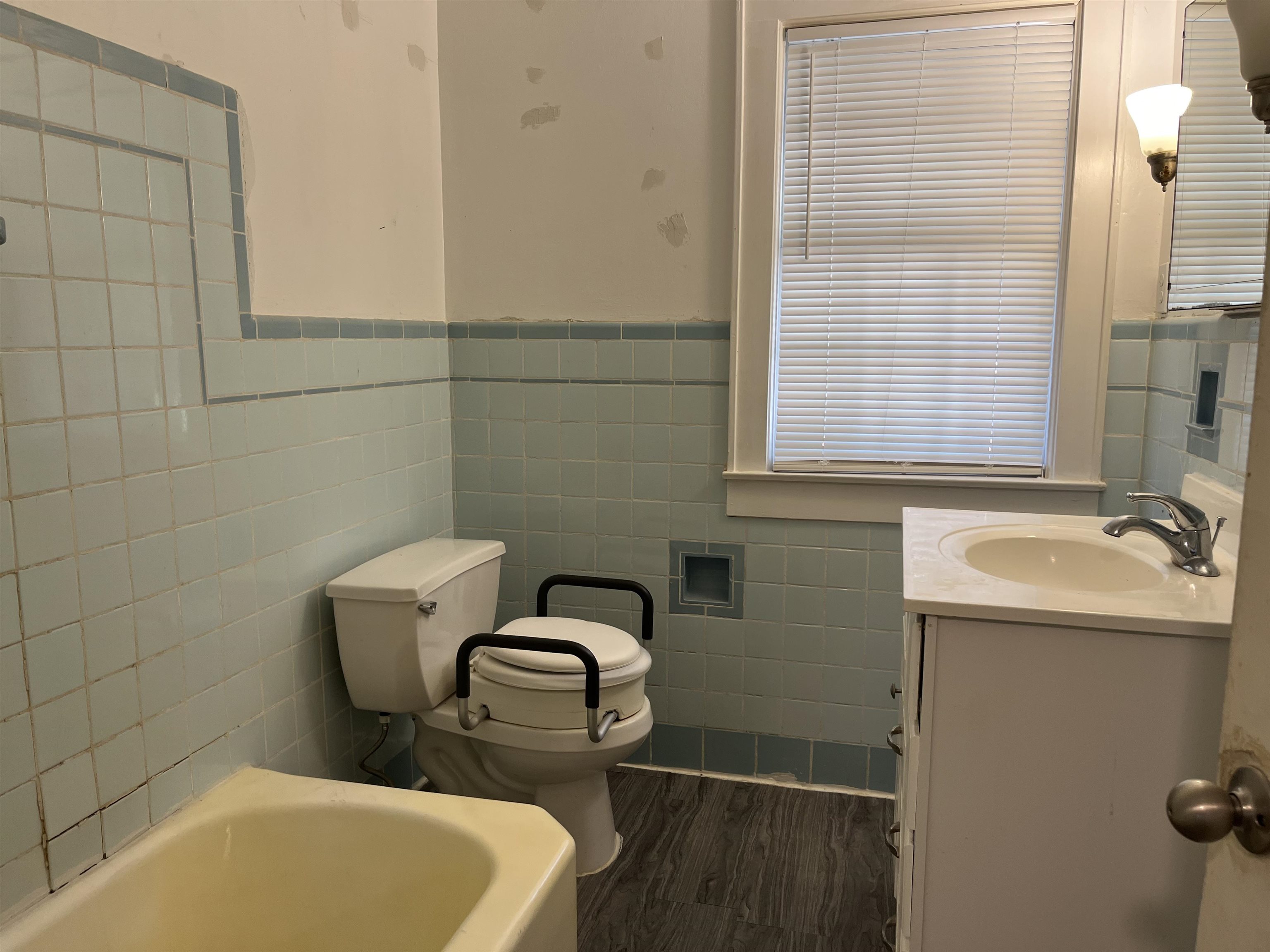 721 Maple Ave, Owensboro, Kentucky 42301, 3 Bedrooms Bedrooms, ,1 BathroomBathrooms,Single Family Residence,For Sale,Maple Ave,90751