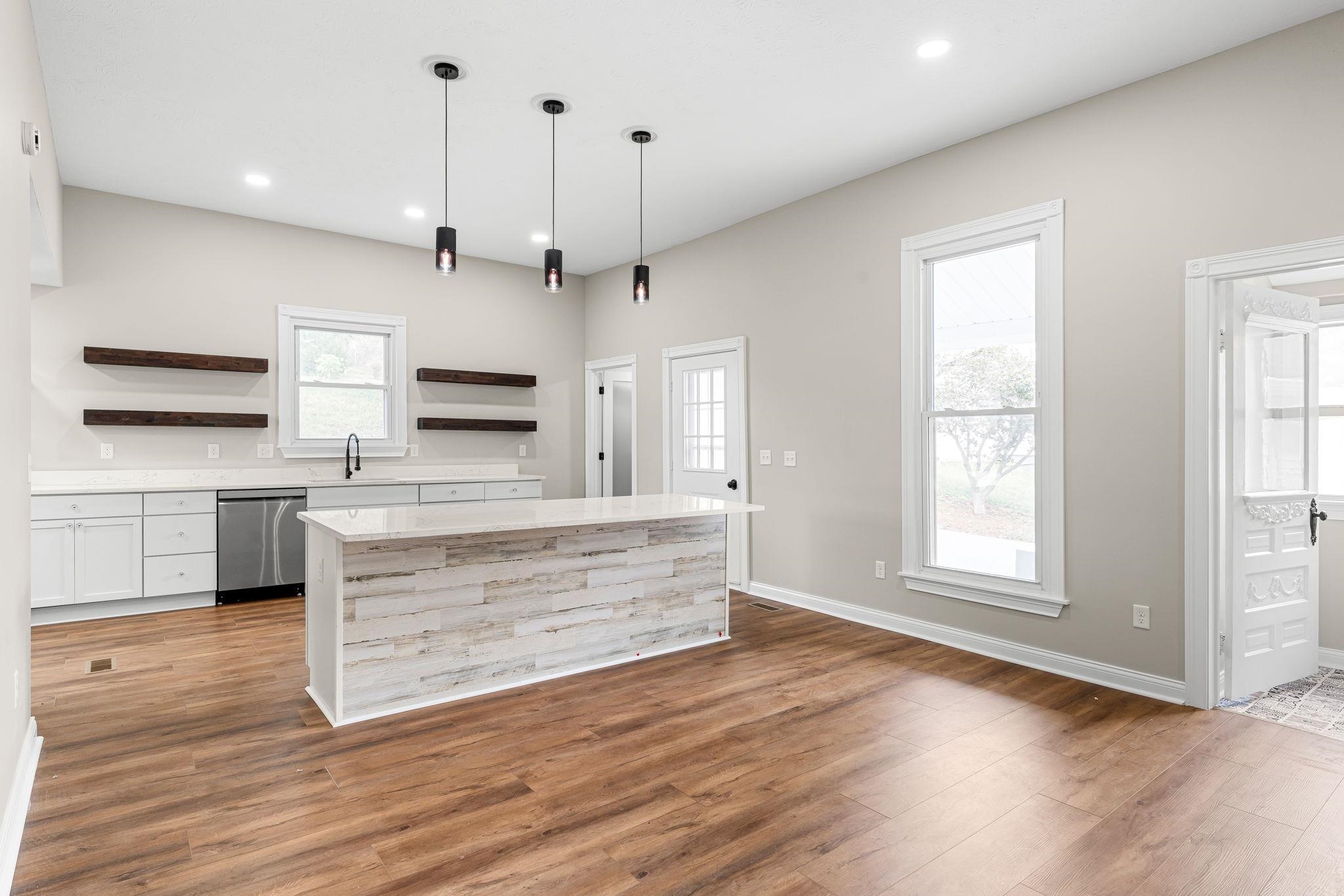 456 Main St, Brandenburg, Kentucky 40108, 6 Bedrooms Bedrooms, ,5 BathroomsBathrooms,Single Family Residence,For Sale,Main St,90774