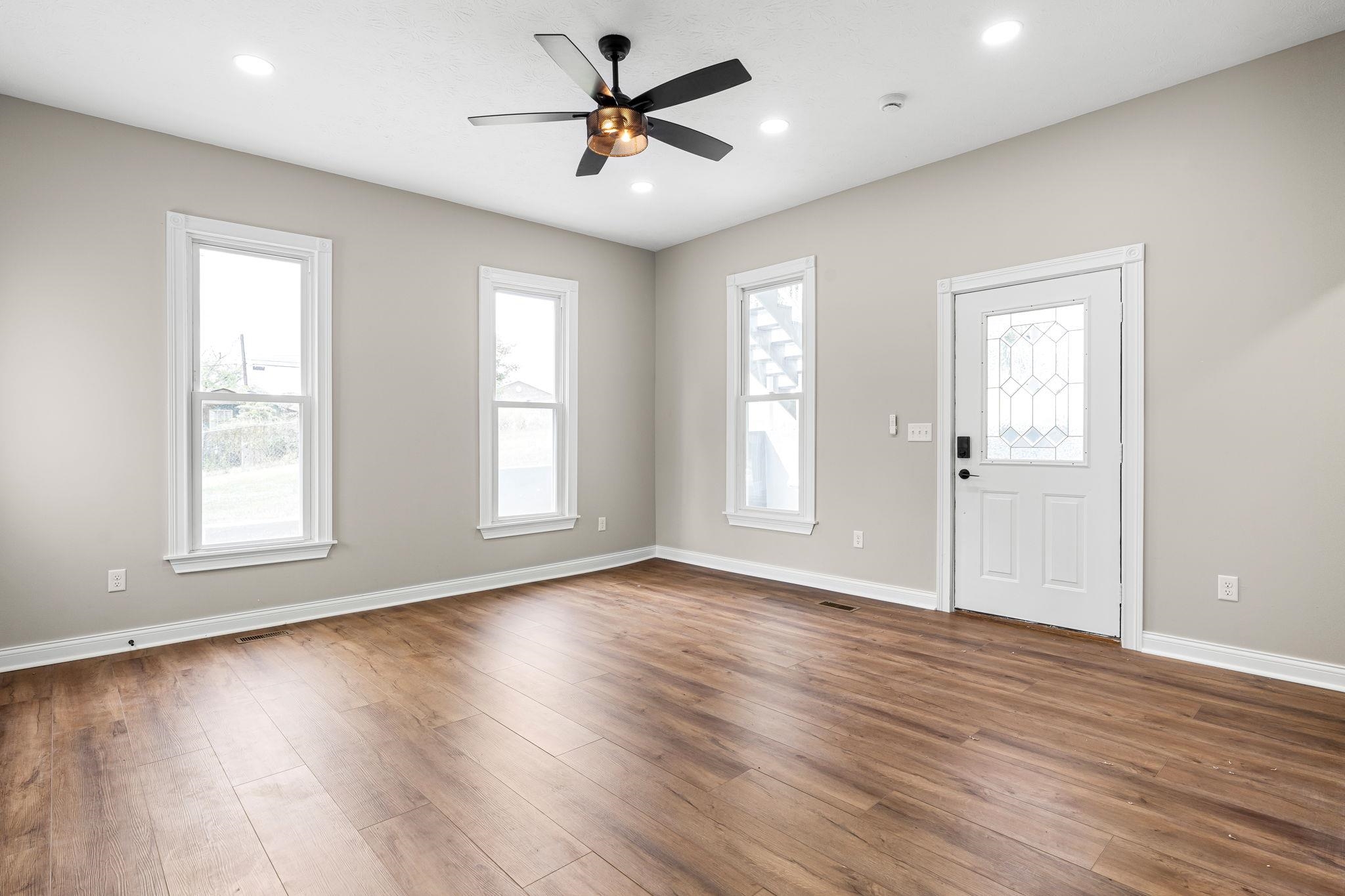 456 Main St, Brandenburg, Kentucky 40108, 6 Bedrooms Bedrooms, ,5 BathroomsBathrooms,Single Family Residence,For Sale,Main St,90774