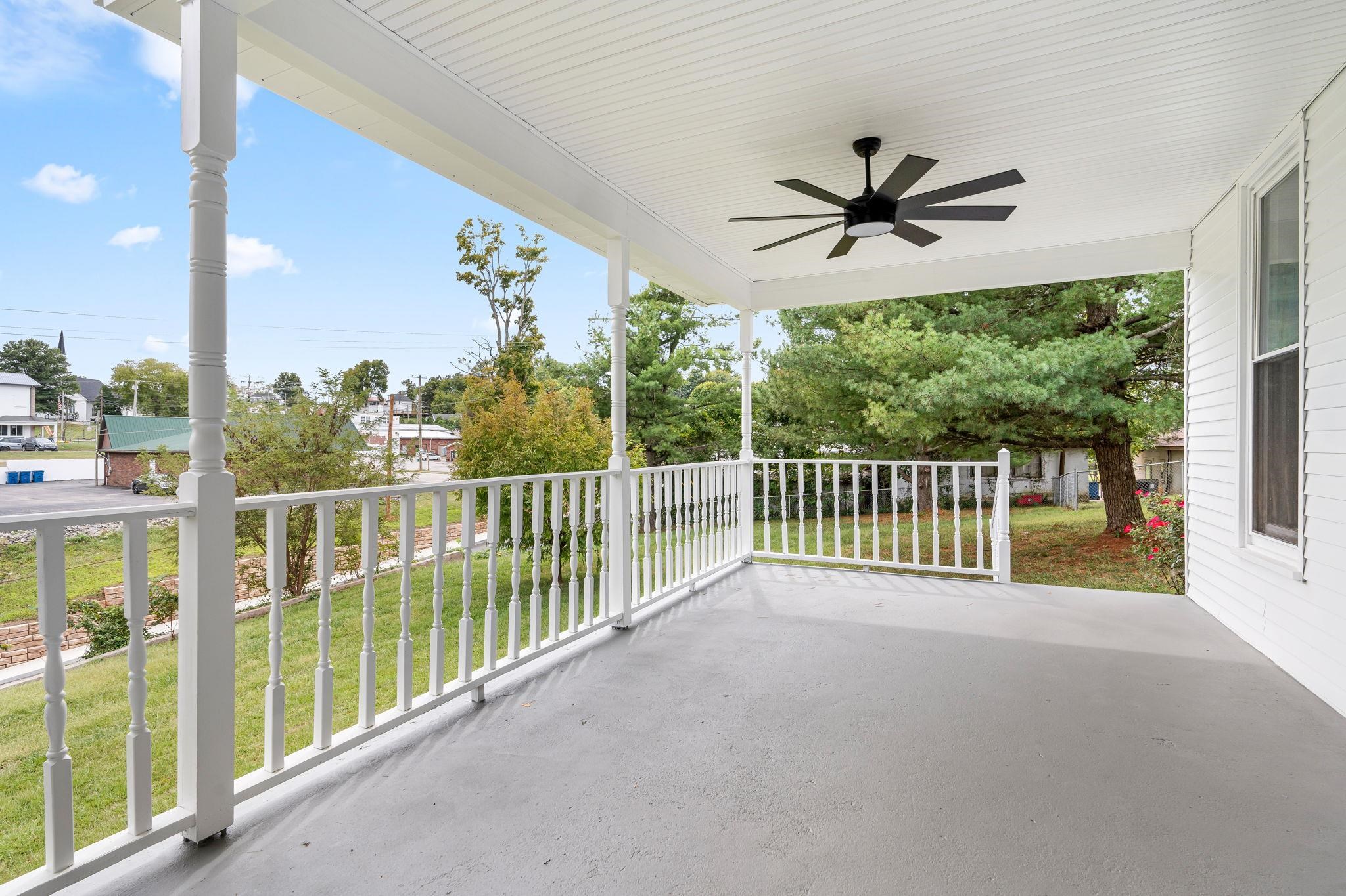 456 Main St, Brandenburg, Kentucky 40108, 6 Bedrooms Bedrooms, ,5 BathroomsBathrooms,Single Family Residence,For Sale,Main St,90774