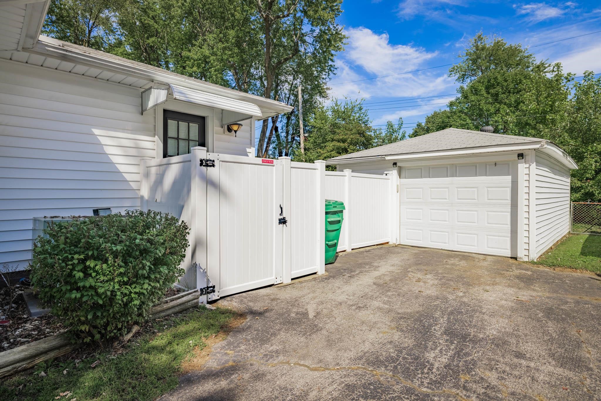 1901 Cherokee Dr, Owensboro, Kentucky 42301-4406, 2 Bedrooms Bedrooms, ,1 BathroomBathrooms,Single Family Residence,For Sale,Cherokee Dr,90792
