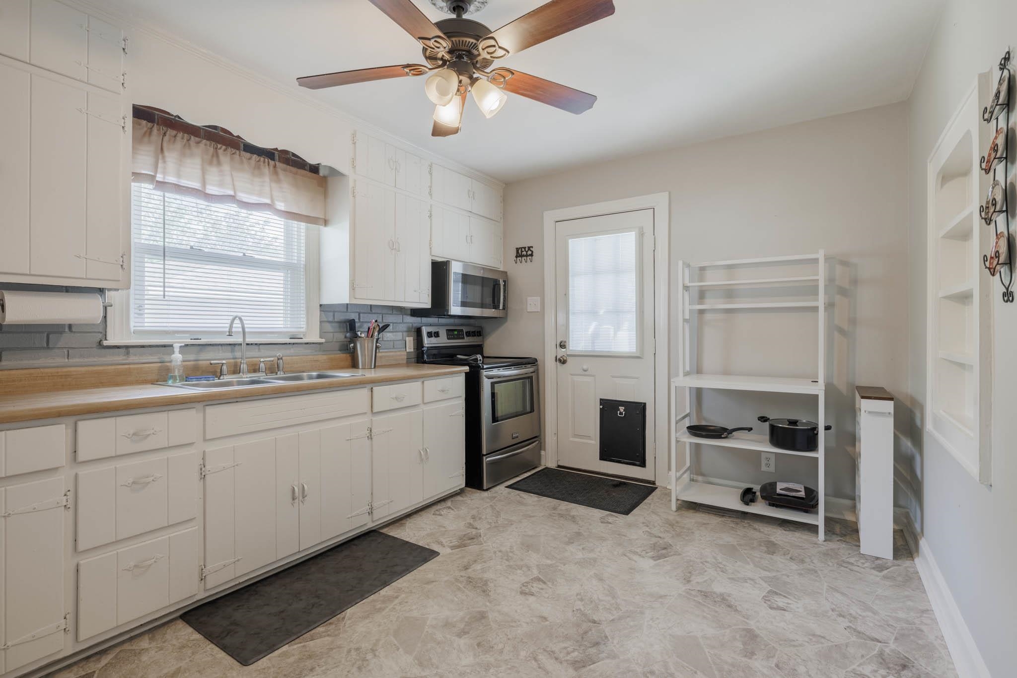 1901 Cherokee Dr, Owensboro, Kentucky 42301-4406, 2 Bedrooms Bedrooms, ,1 BathroomBathrooms,Single Family Residence,For Sale,Cherokee Dr,90792