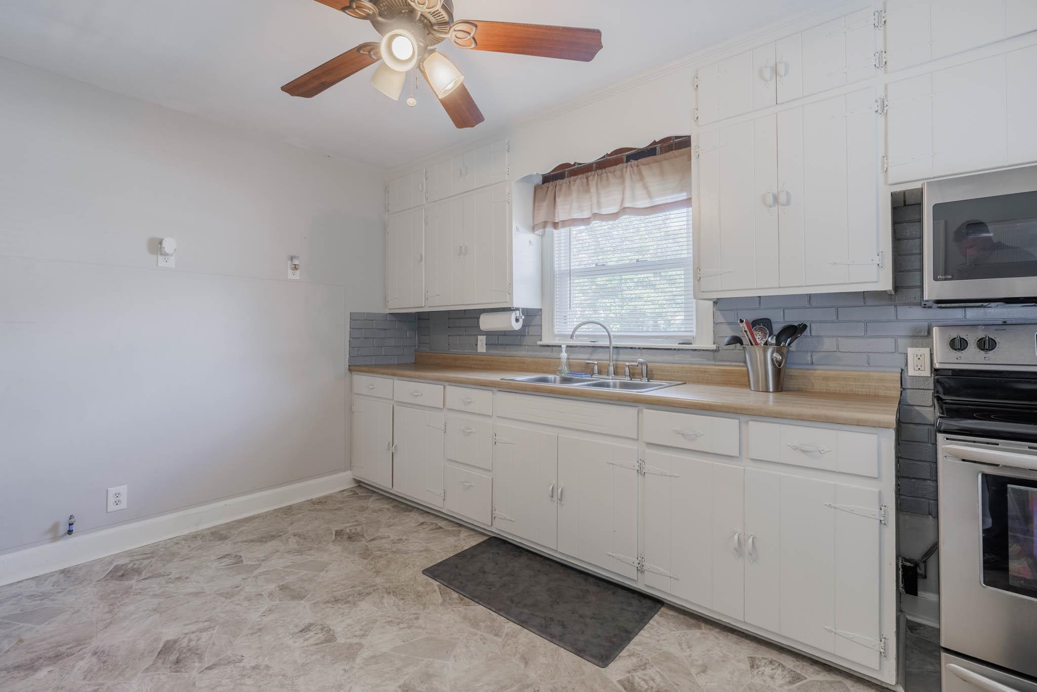 1901 Cherokee Dr, Owensboro, Kentucky 42301-4406, 2 Bedrooms Bedrooms, ,1 BathroomBathrooms,Single Family Residence,For Sale,Cherokee Dr,90792