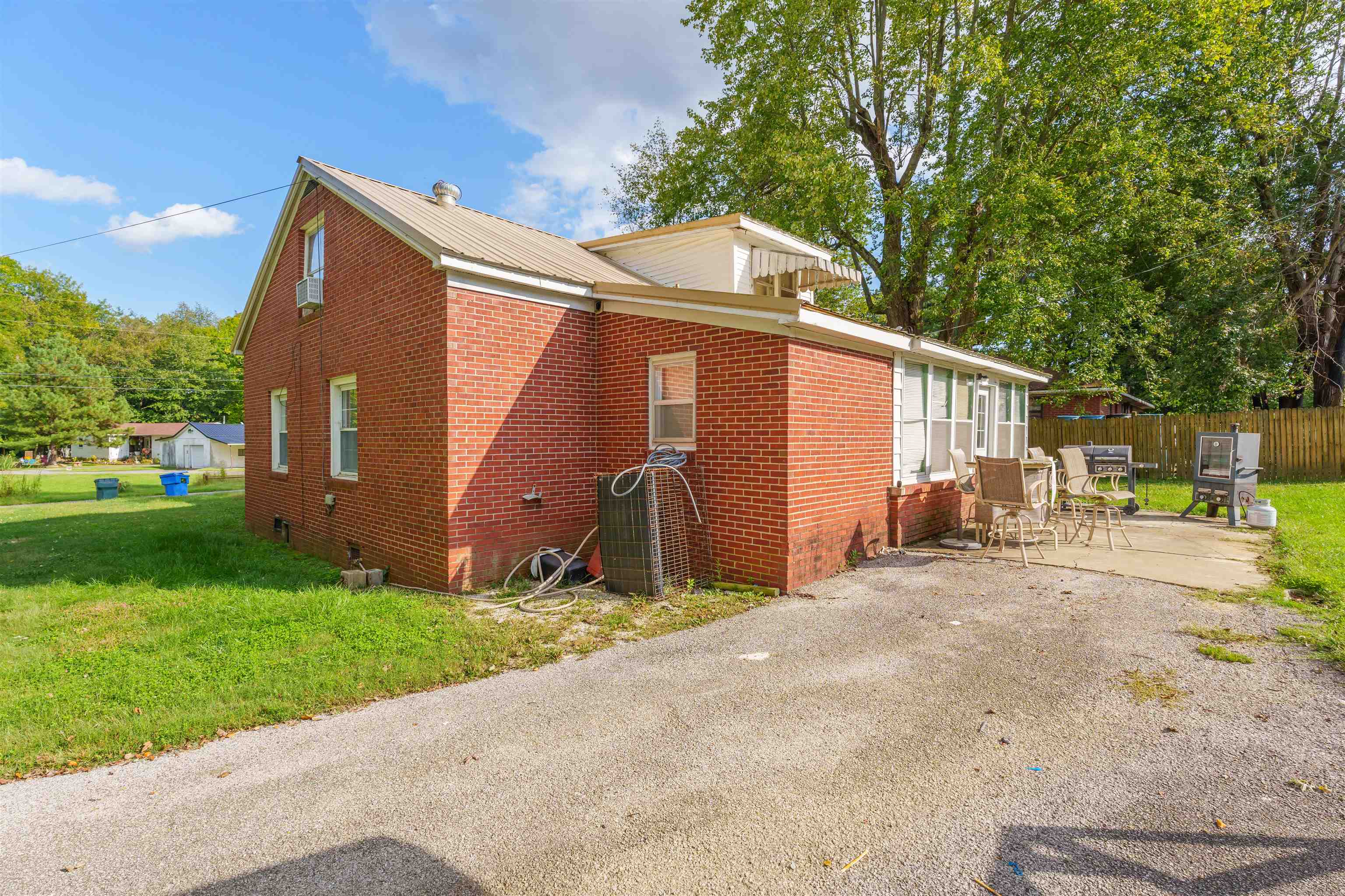 10808 Mill St., Utica, Kentucky 42376, 5 Bedrooms Bedrooms, ,2 BathroomsBathrooms,Single Family Residence,For Sale,Mill St.,90797