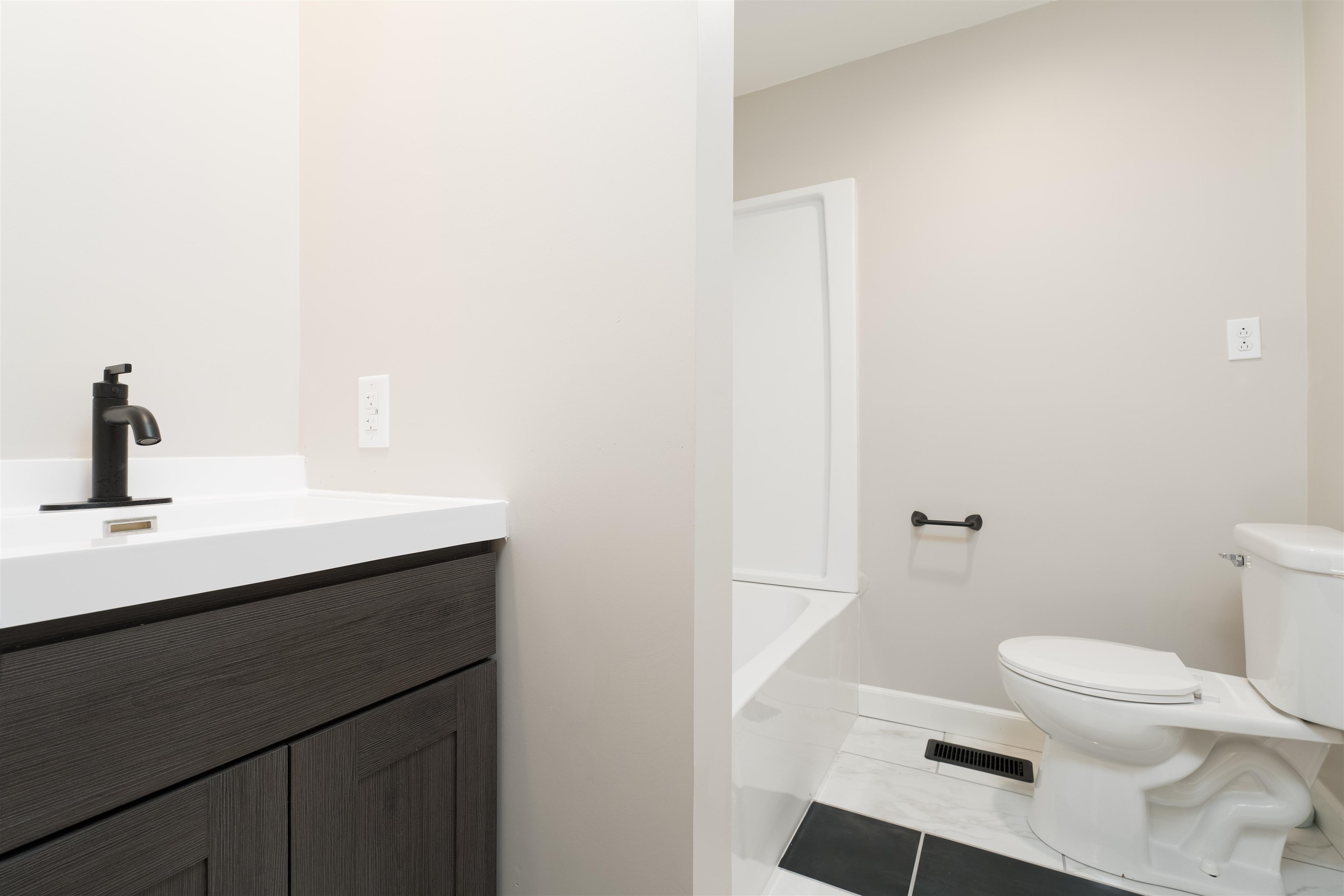 1807 East 19th Street, Owensboro, Kentucky 42303-1211, 3 Bedrooms Bedrooms, ,1 BathroomBathrooms,Single Family Residence,For Sale,East 19th Street,90818