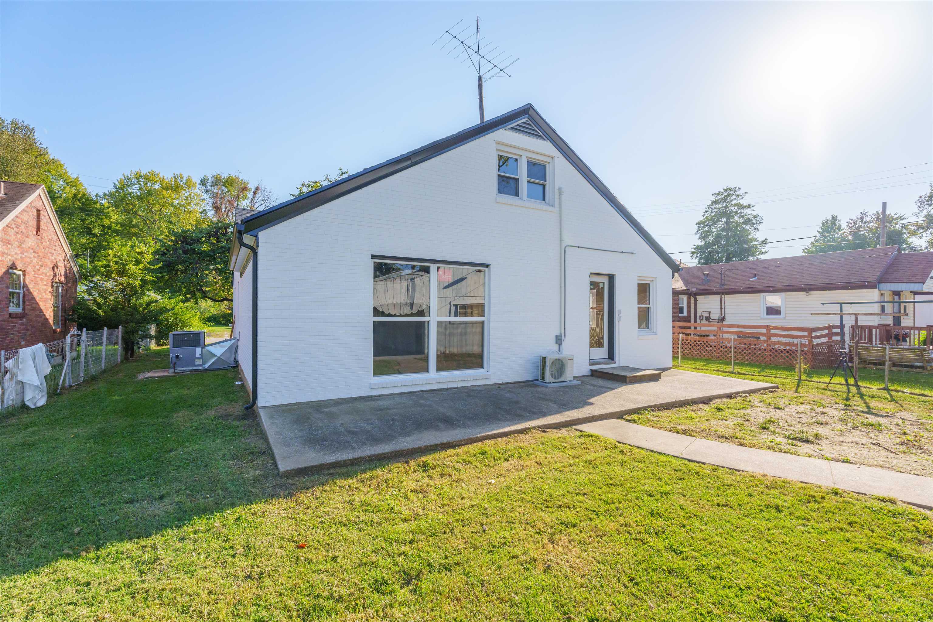 1807 East 19th Street, Owensboro, Kentucky 42303-1211, 3 Bedrooms Bedrooms, ,1 BathroomBathrooms,Single Family Residence,For Sale,East 19th Street,90818