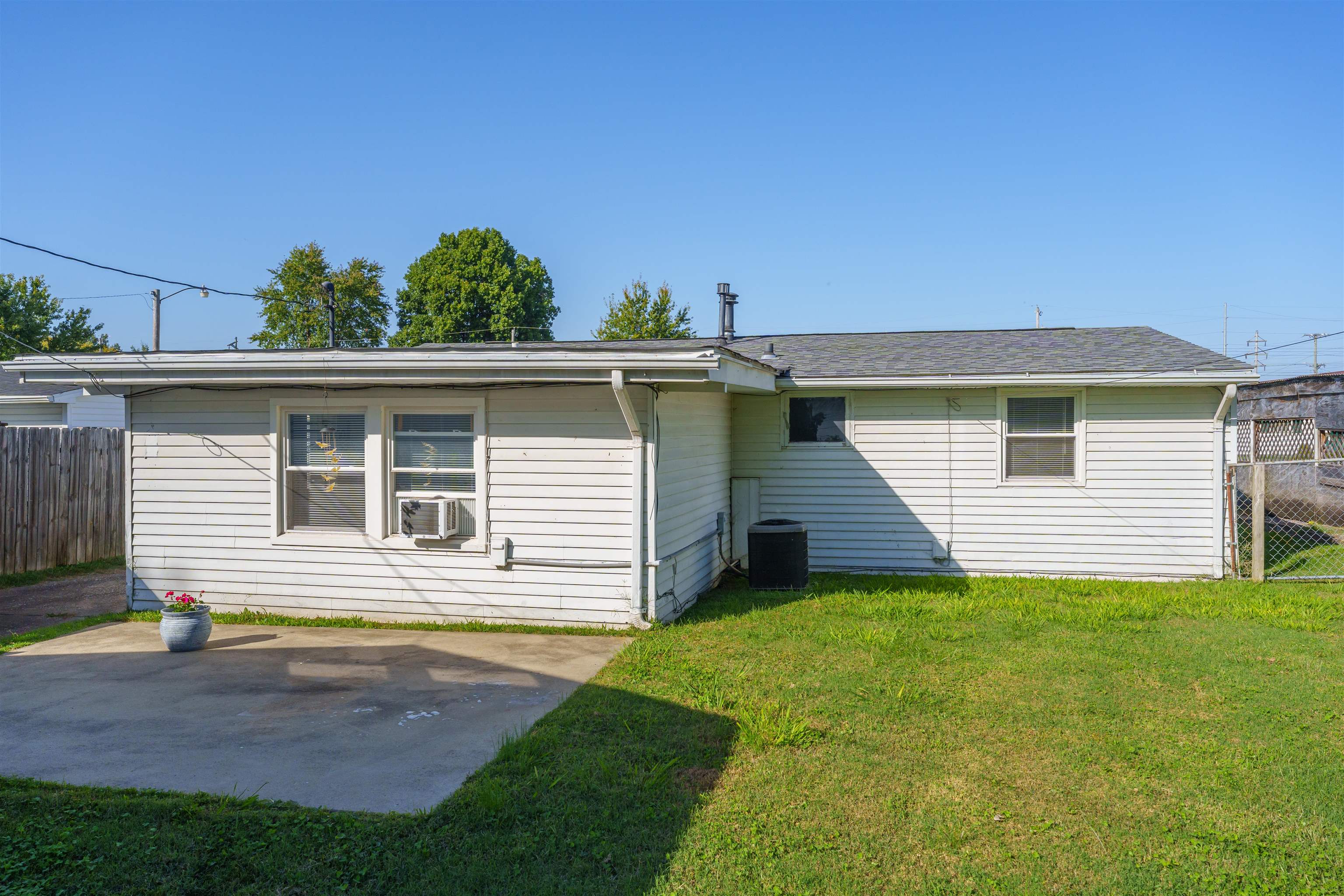 2624 West 5th Street, Owensboro, Kentucky 42301, 3 Bedrooms Bedrooms, ,1 BathroomBathrooms,Single Family Residence,For Sale,West 5th Street,90825