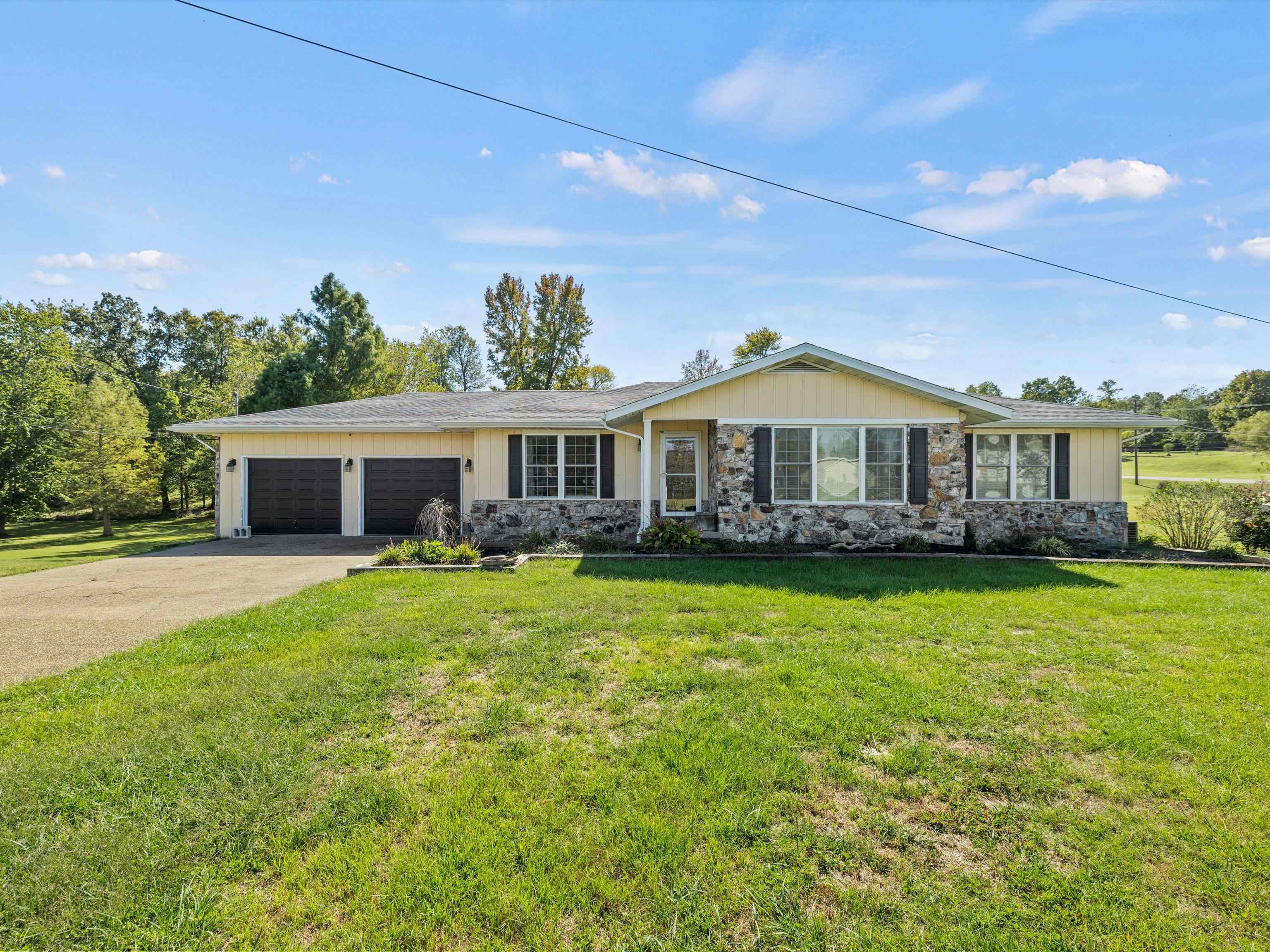 44 Kenwood Lane, Greenville, Kentucky 42345, 6 Bedrooms Bedrooms, ,2 BathroomsBathrooms,Single Family Residence,For Sale,Kenwood Lane,90850