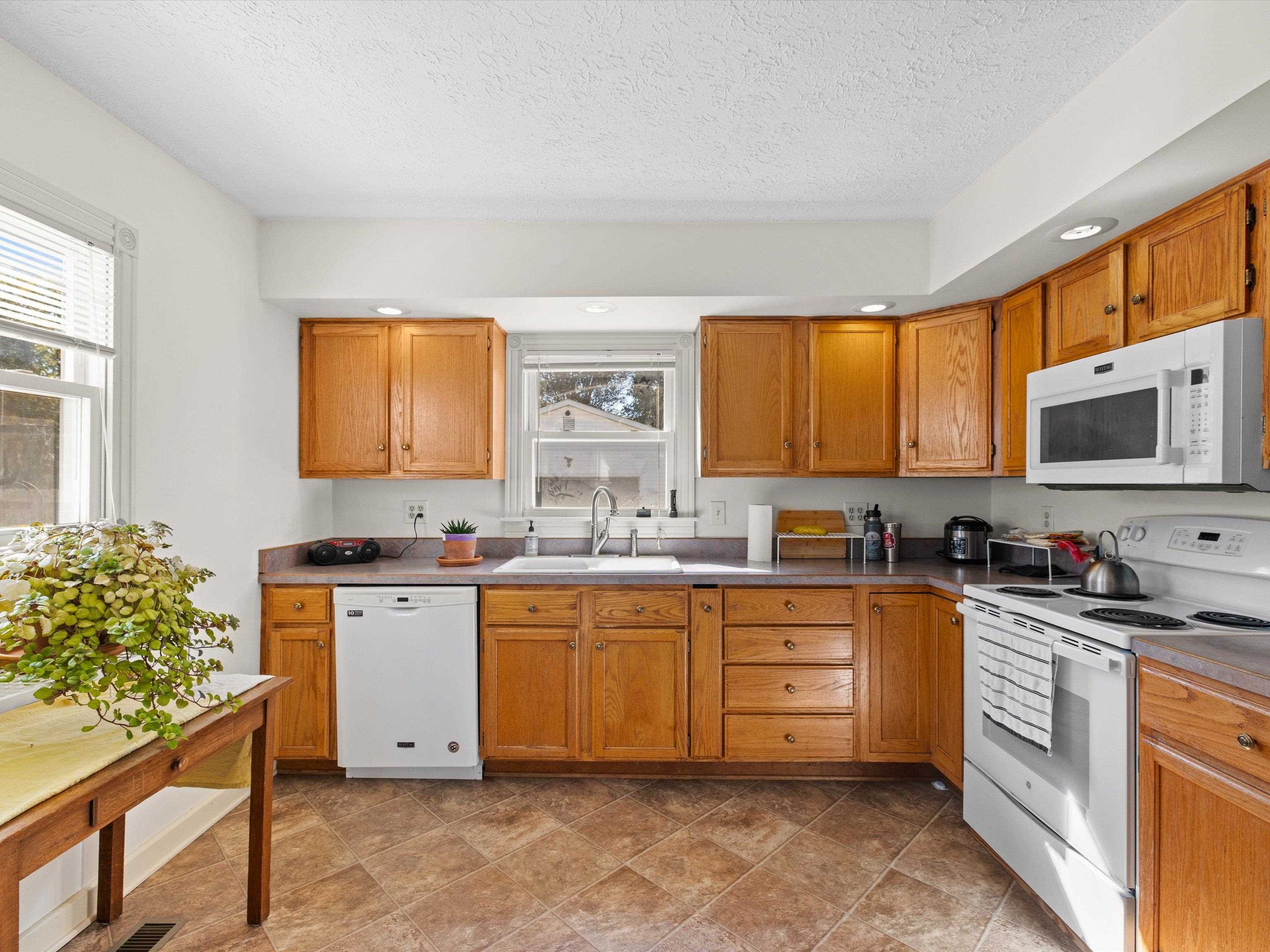 2004 Poplar Ave., Henderson, Kentucky 42420, 2 Bedrooms Bedrooms, ,1 BathroomBathrooms,Single Family Residence,For Sale,Poplar Ave.,90897