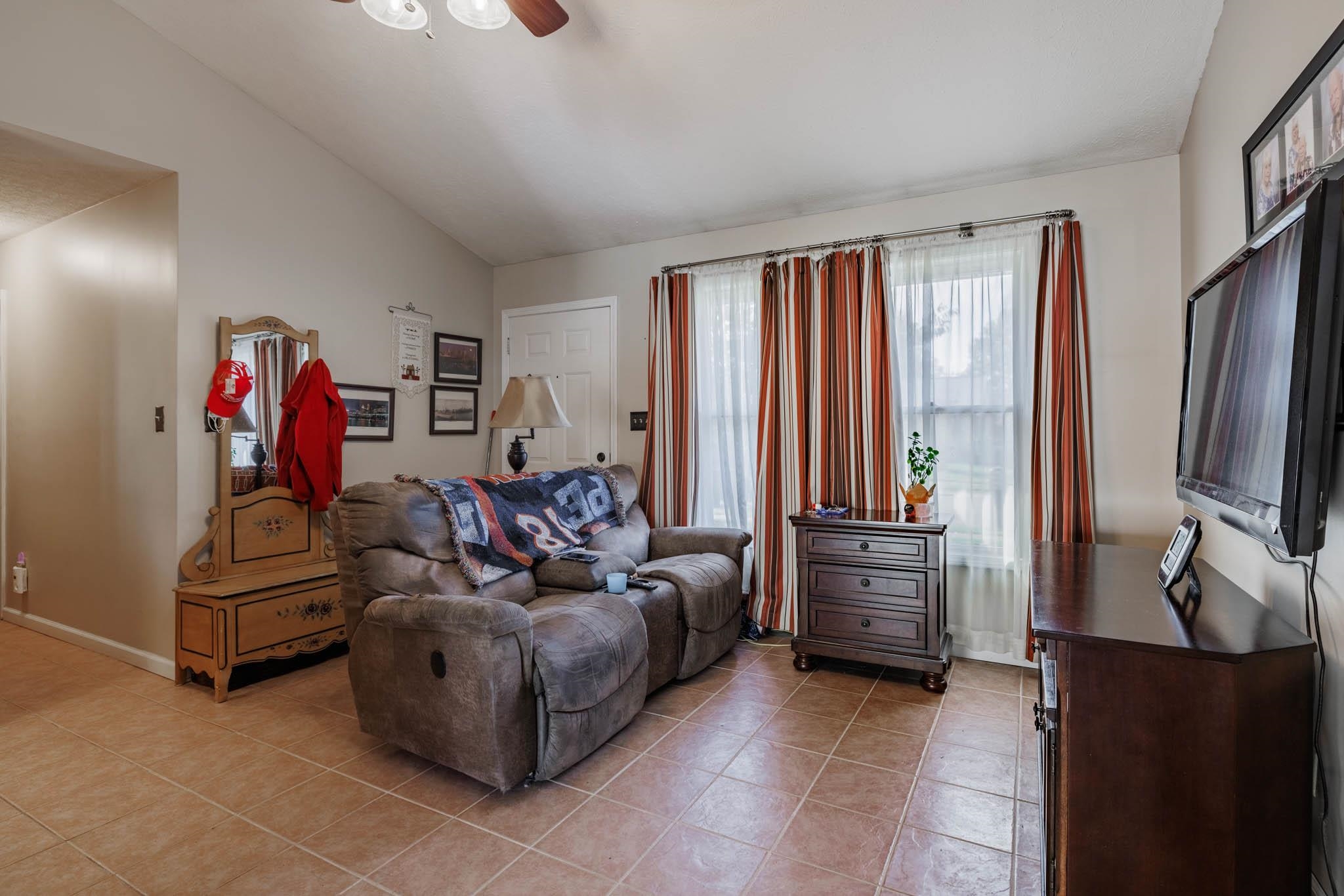 4107 Farmington Court, Owensboro, Kentucky 42303, 3 Bedrooms Bedrooms, ,1 BathroomBathrooms,Single Family Residence,For Sale,Farmington Court,90961