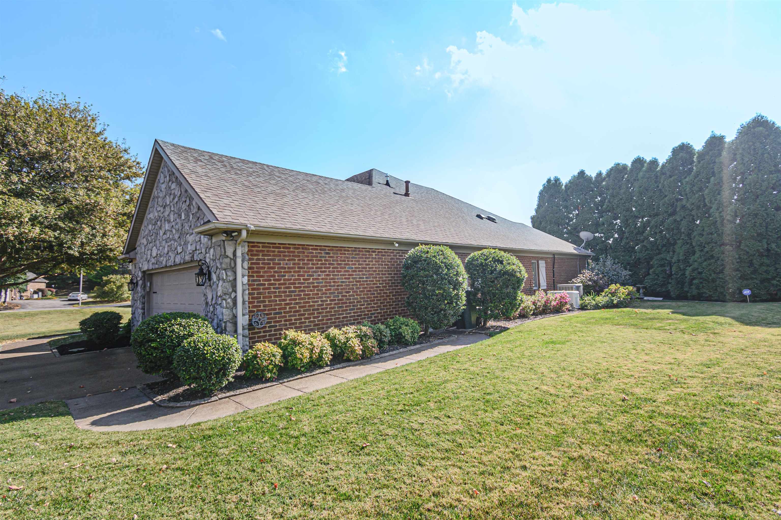 410 Golfview Circle, Owensboro, Kentucky 42303, 3 Bedrooms Bedrooms, ,2 BathroomsBathrooms,Single Family Residence,For Sale,Golfview Circle,90971