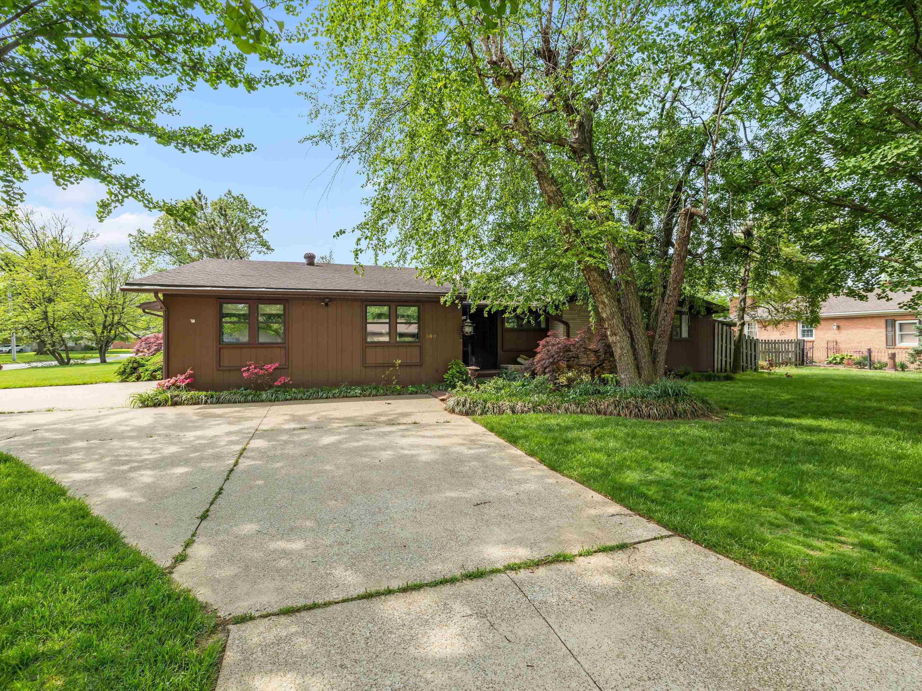 300 Magnolia Drive, Owensboro, Kentucky 42303, 4 Bedrooms Bedrooms, ,3 BathroomsBathrooms,Single Family Residence,For Sale,Magnolia Drive,90993