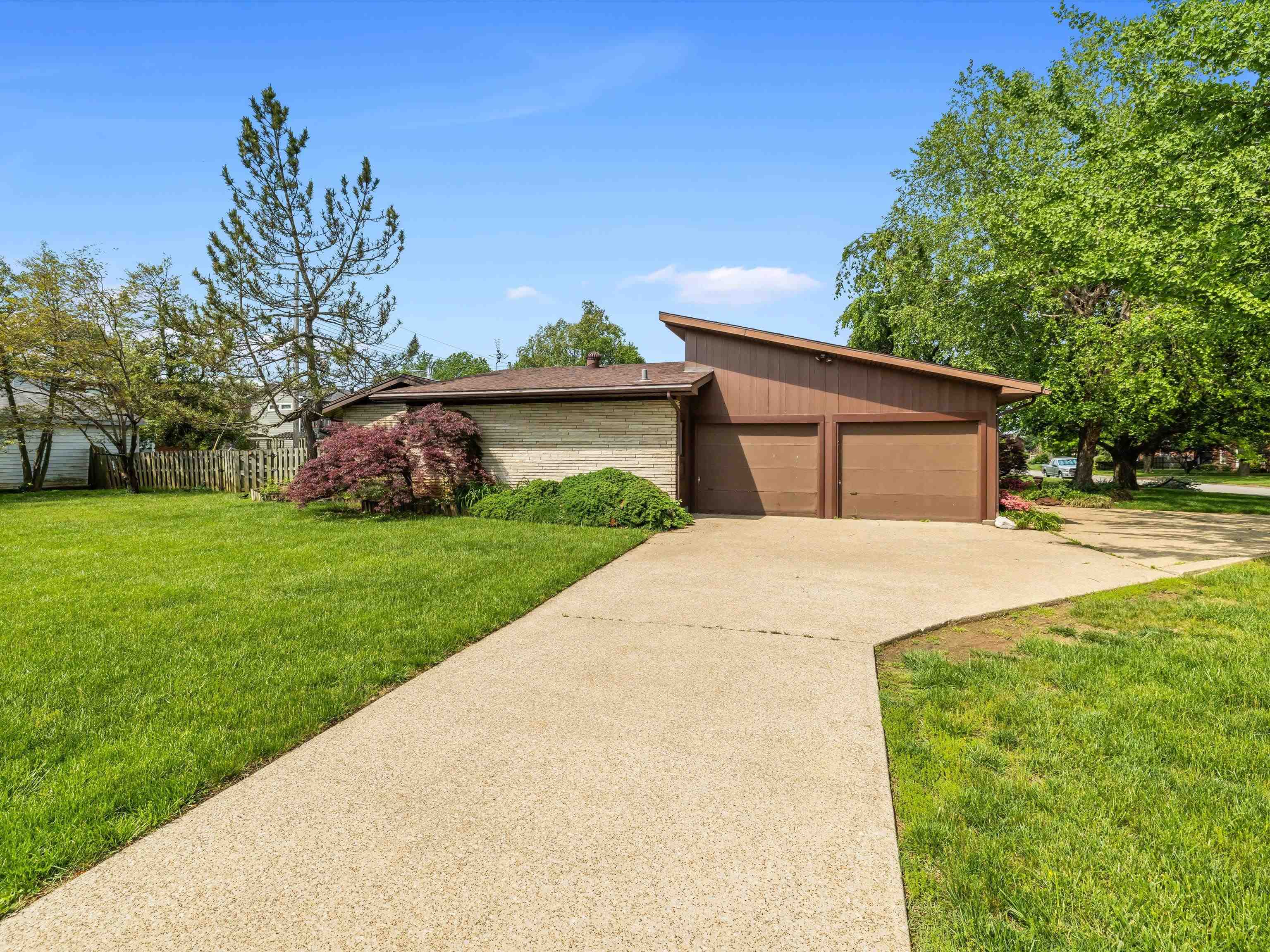 300 Magnolia Drive, Owensboro, Kentucky 42303, 4 Bedrooms Bedrooms, ,3 BathroomsBathrooms,Single Family Residence,For Sale,Magnolia Drive,90993