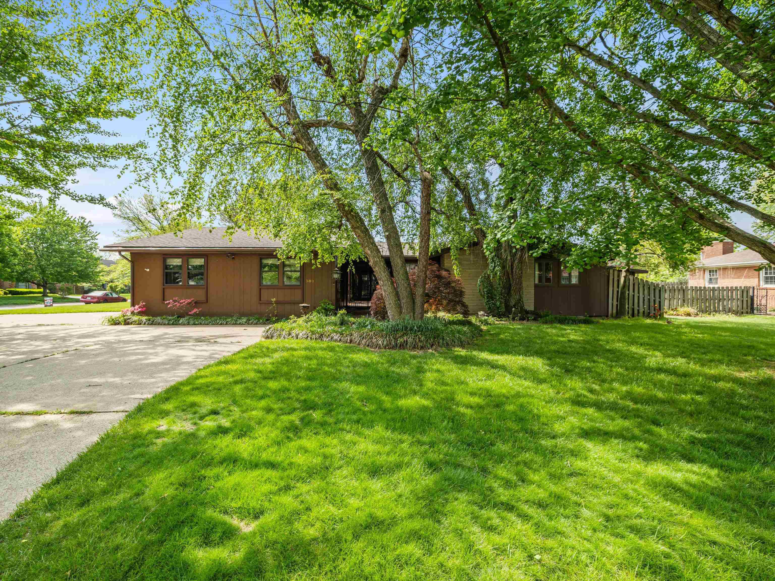 300 Magnolia Drive, Owensboro, Kentucky 42303, 4 Bedrooms Bedrooms, ,3 BathroomsBathrooms,Single Family Residence,For Sale,Magnolia Drive,90993