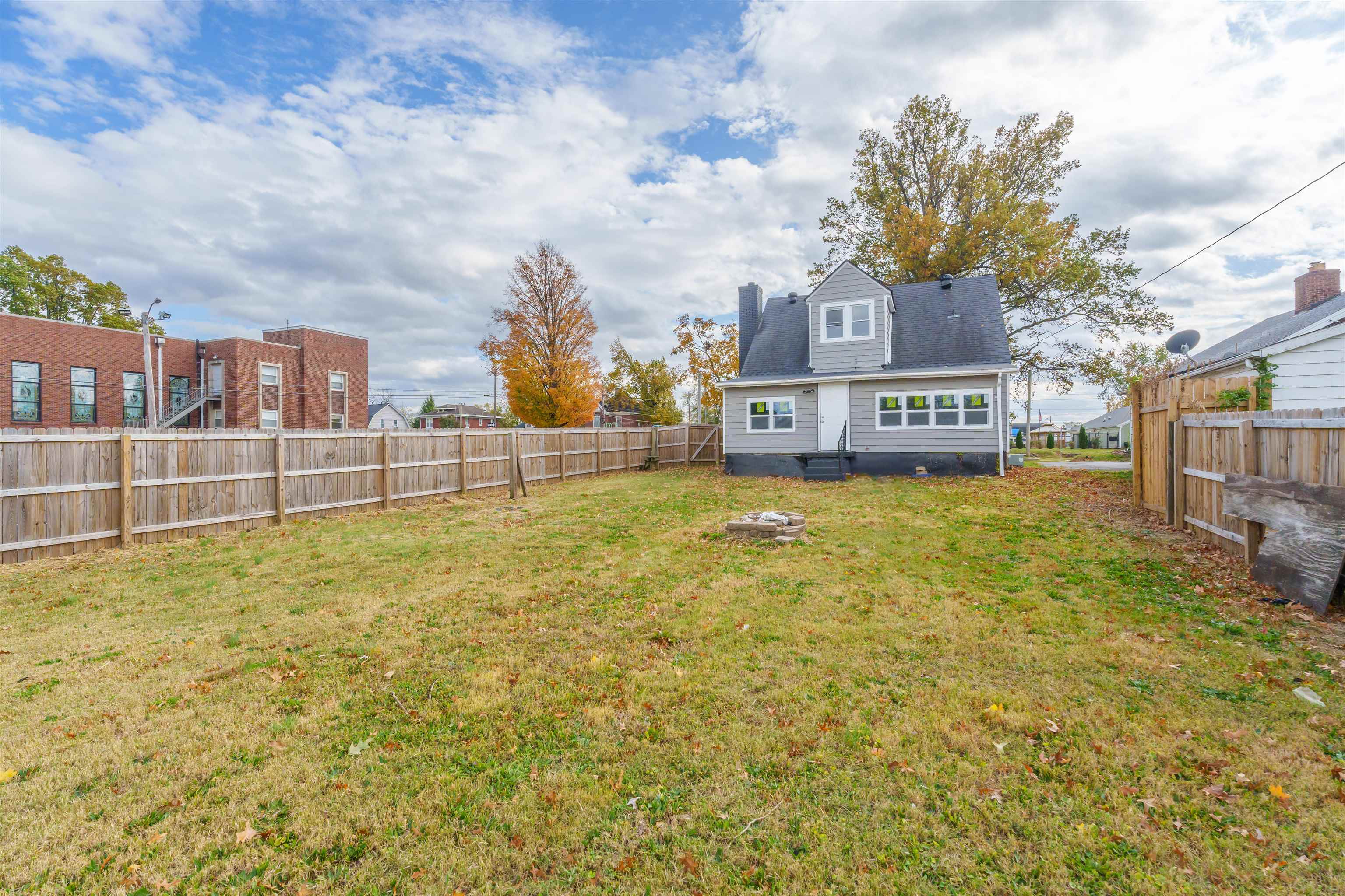 1307 3rd Street, Owensboro, Kentucky 42301, 3 Bedrooms Bedrooms, ,1 BathroomBathrooms,Single Family Residence,For Sale,3rd Street,91028