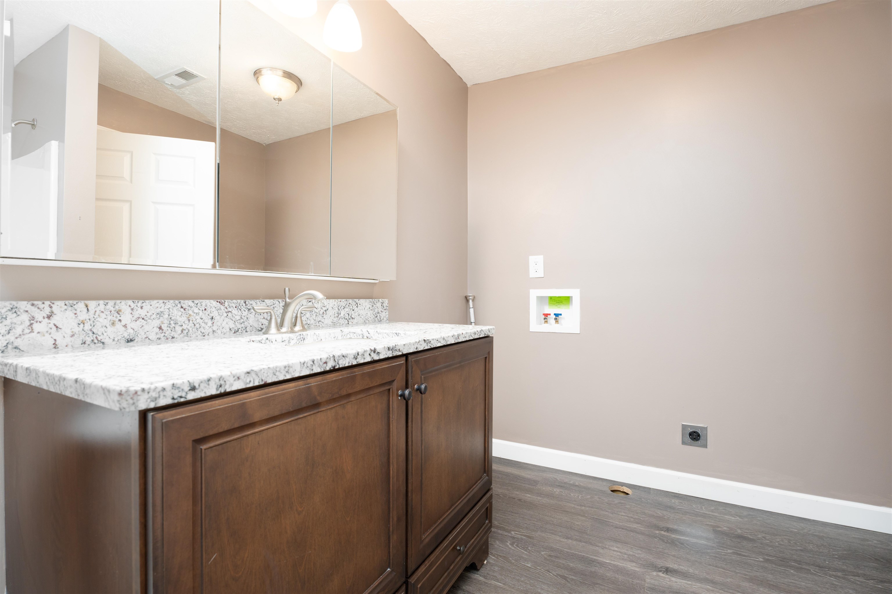 712 Oak St, Livermore, Kentucky 42352, 2 Bedrooms Bedrooms, ,1 BathroomBathrooms,Single Family Residence,For Sale,Oak St,91074
