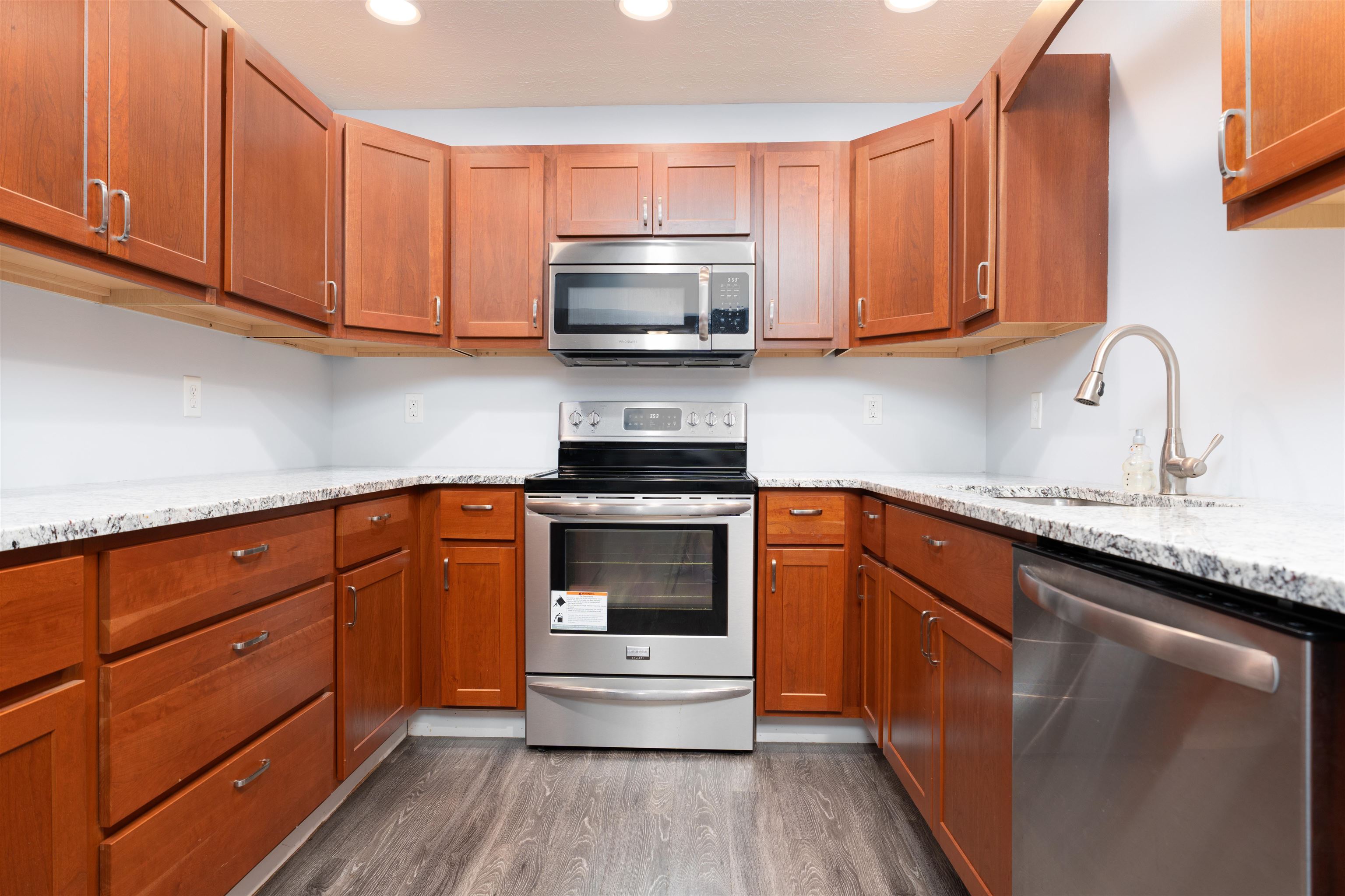 712 Oak St, Livermore, Kentucky 42352, 2 Bedrooms Bedrooms, ,1 BathroomBathrooms,Single Family Residence,For Sale,Oak St,91074