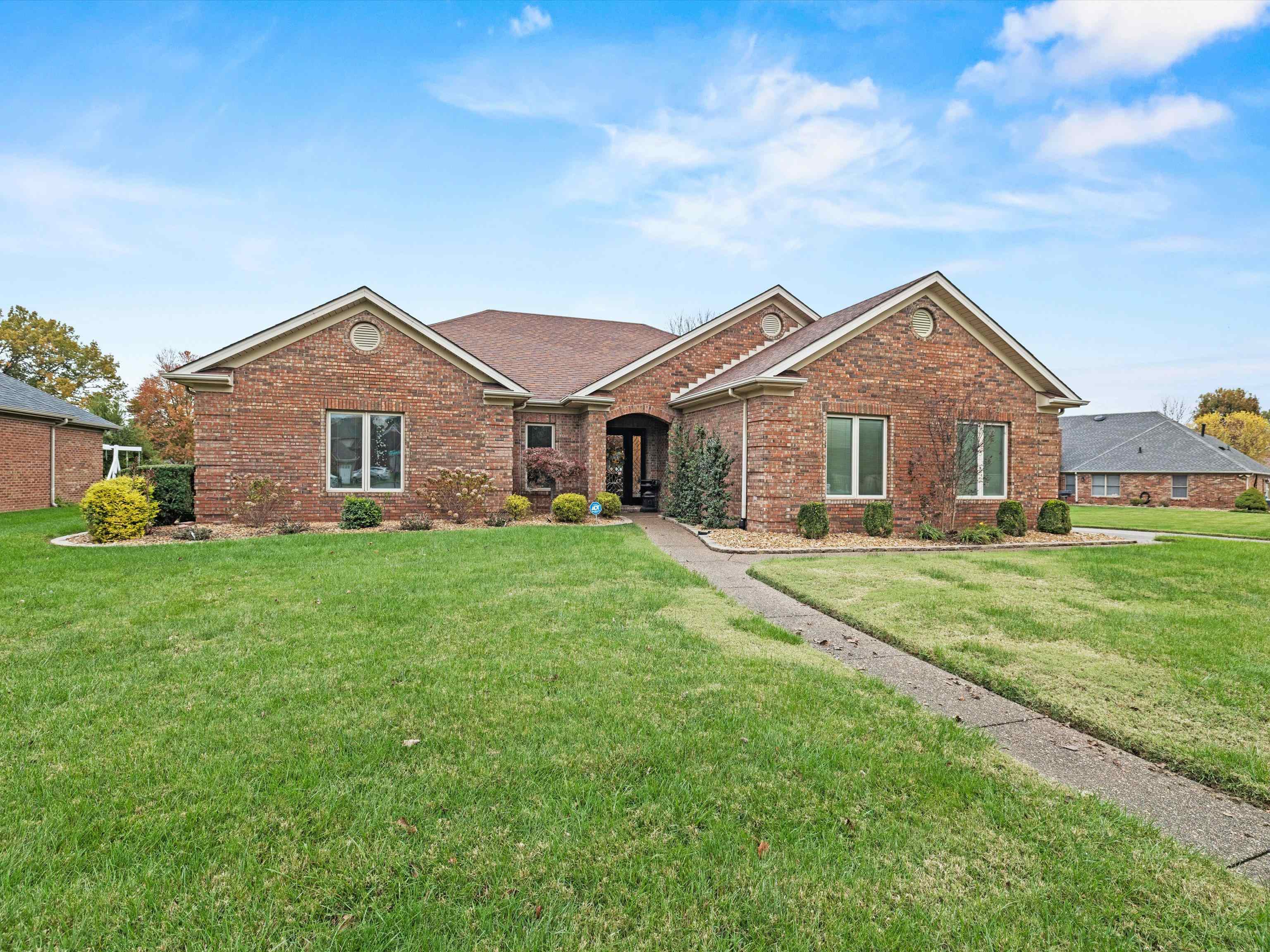 4206 Saddlebrooke Trail, Owensboro, Kentucky 42303, 3 Bedrooms Bedrooms, ,2 BathroomsBathrooms,Single Family Residence,For Sale,Saddlebrooke Trail,91096