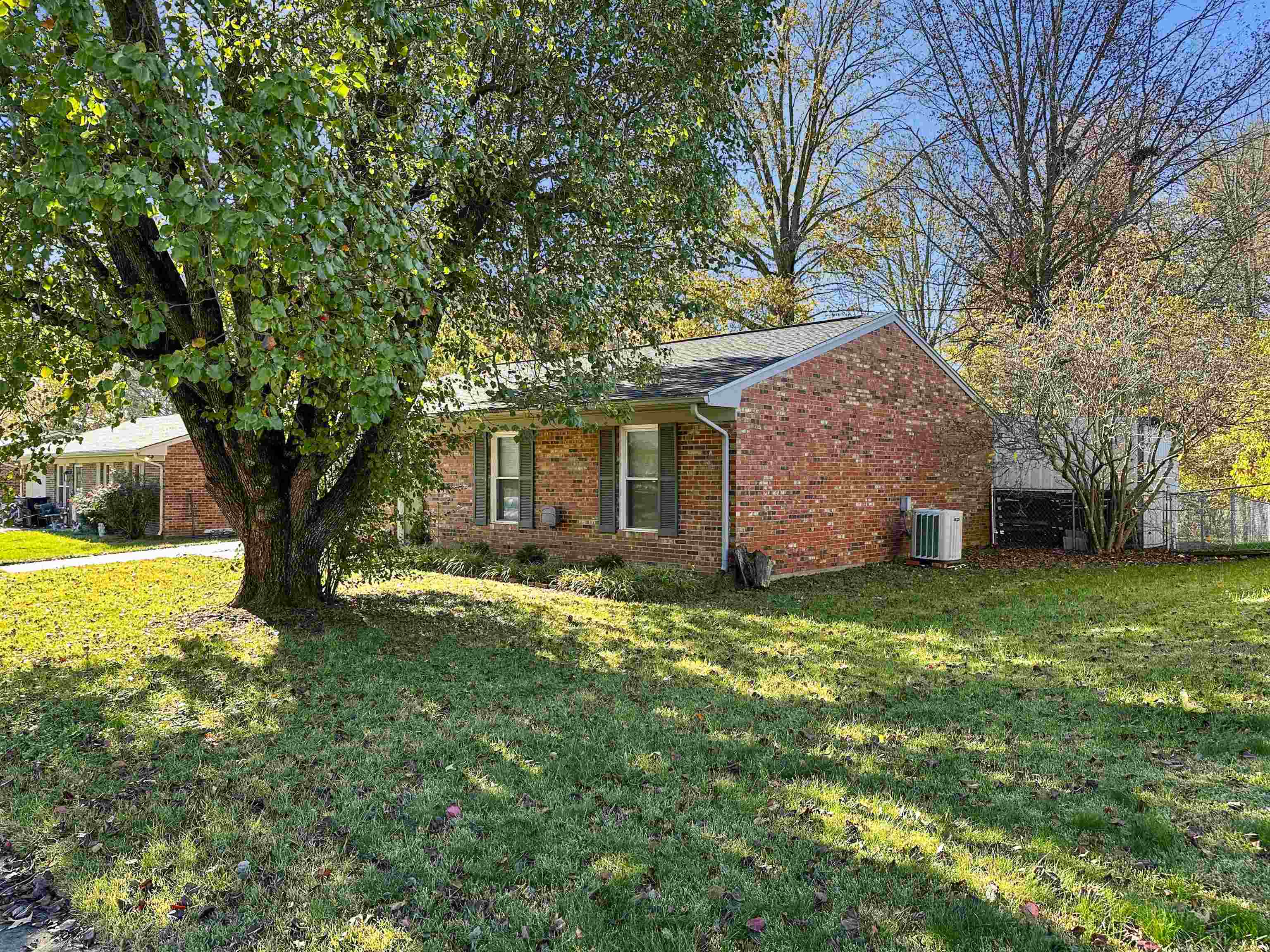 4724 Kings Mill Drive, Owensboro, Kentucky 42303, 3 Bedrooms Bedrooms, ,1 BathroomBathrooms,Single Family Residence,For Sale,Kings Mill Drive,91104