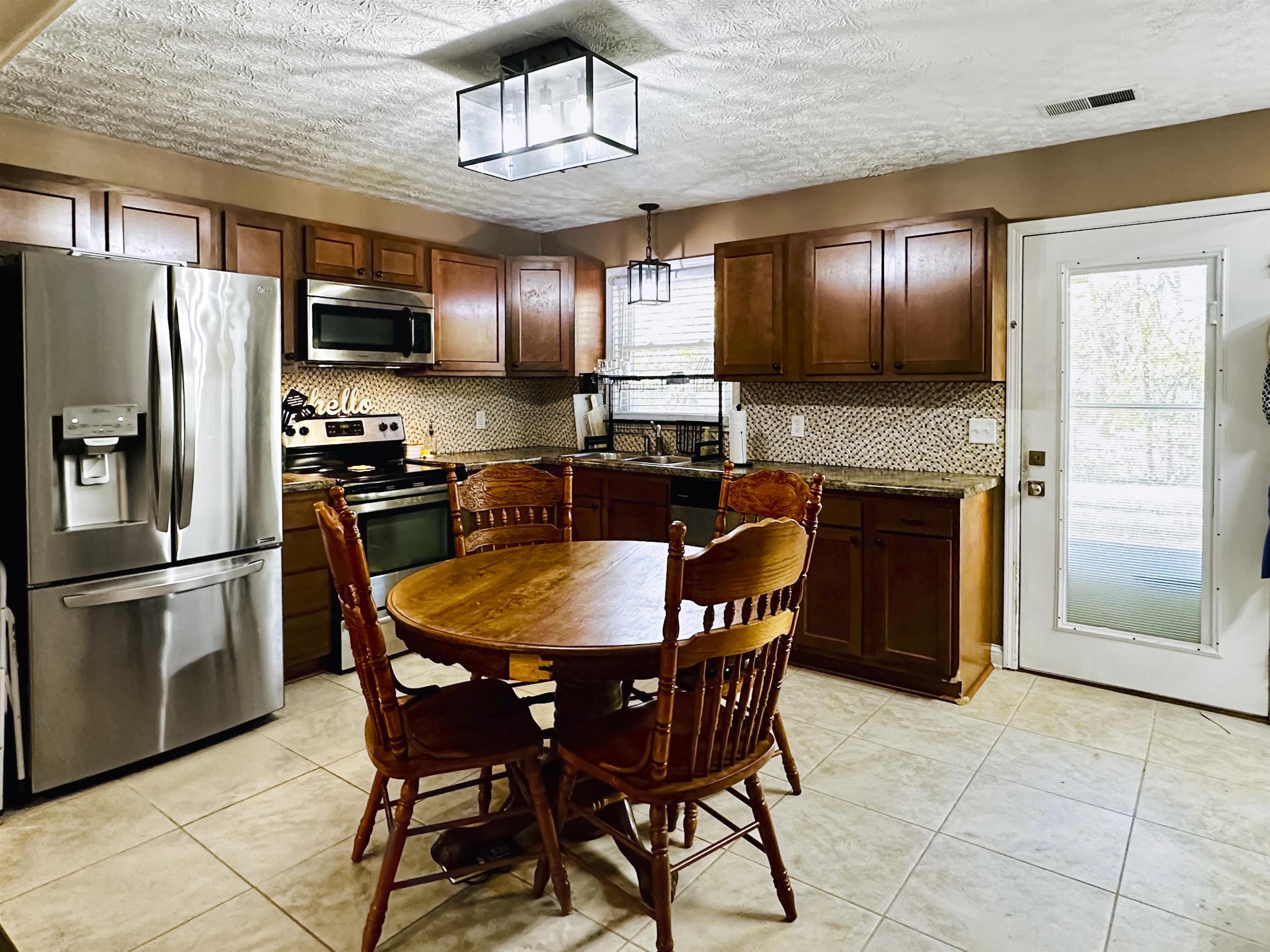 4724 Kings Mill Drive, Owensboro, Kentucky 42303, 3 Bedrooms Bedrooms, ,1 BathroomBathrooms,Single Family Residence,For Sale,Kings Mill Drive,91104