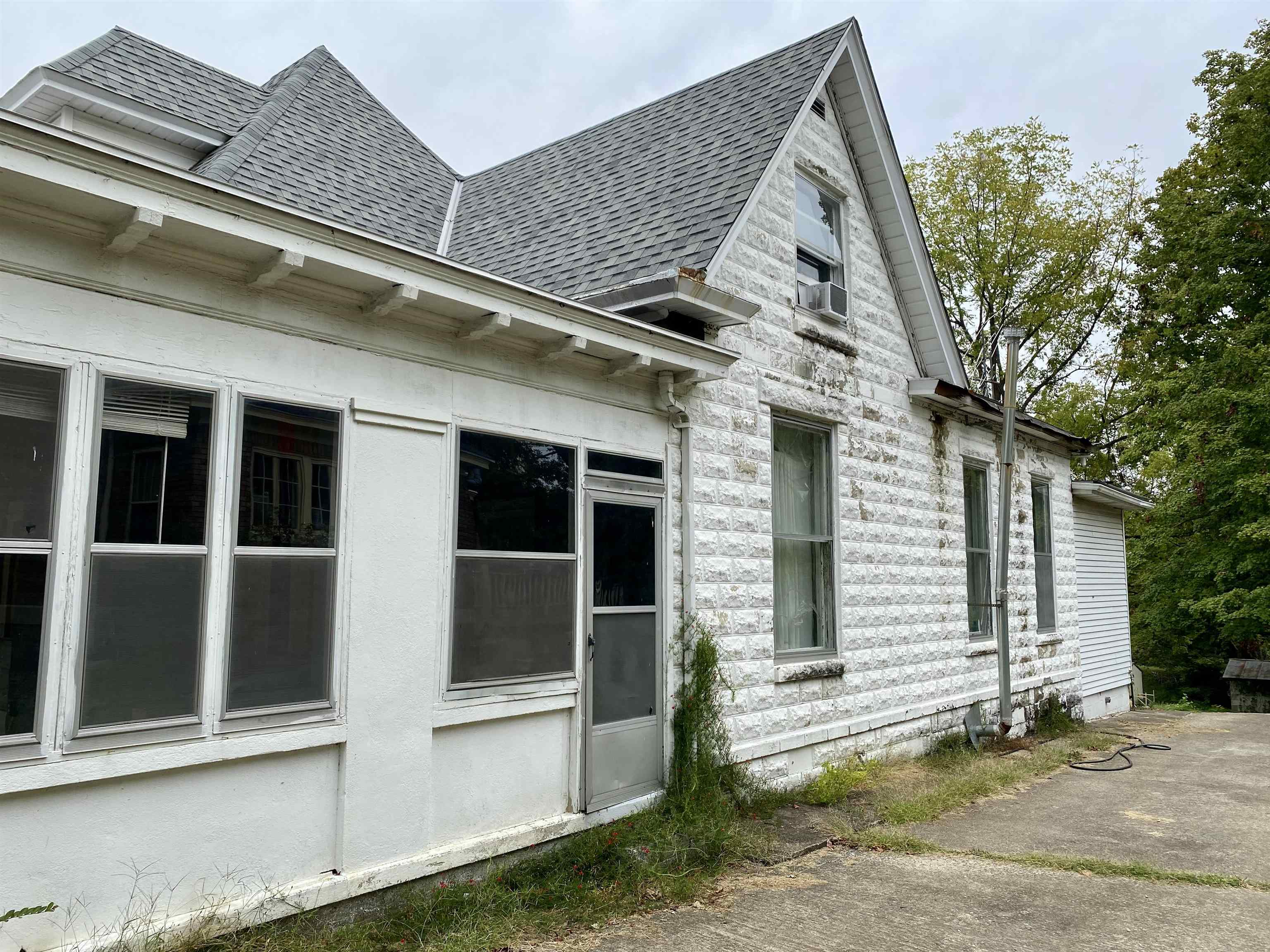 164 Main St, Greenville, Kentucky 42345, 4 Bedrooms Bedrooms, ,3 BathroomsBathrooms,Single Family Residence,For Sale,Main St,91179