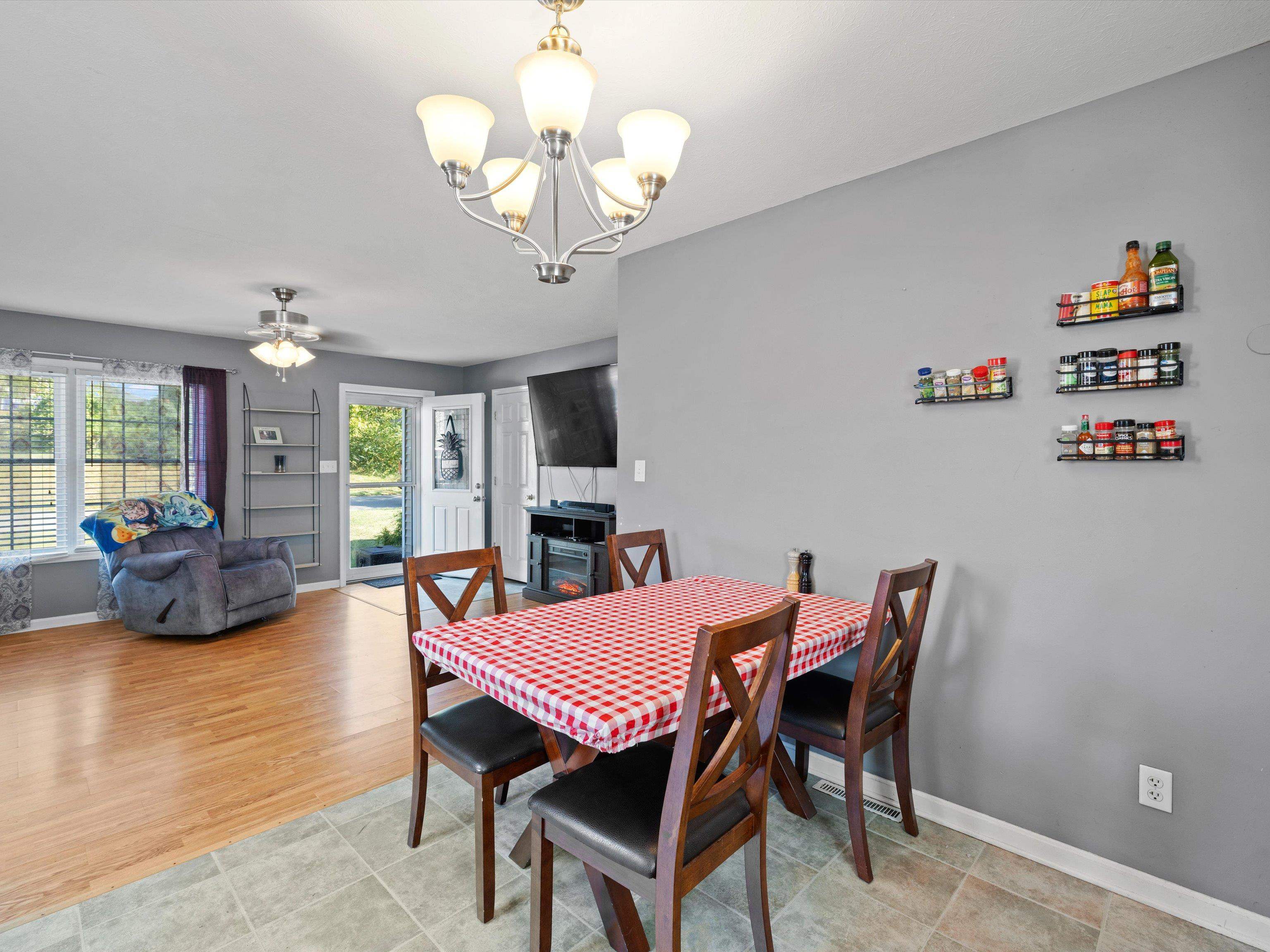 901 Seminary St., Madisonville, Kentucky 42431, 3 Bedrooms Bedrooms, ,1 BathroomBathrooms,Single Family Residence,For Sale,Seminary St.,91186