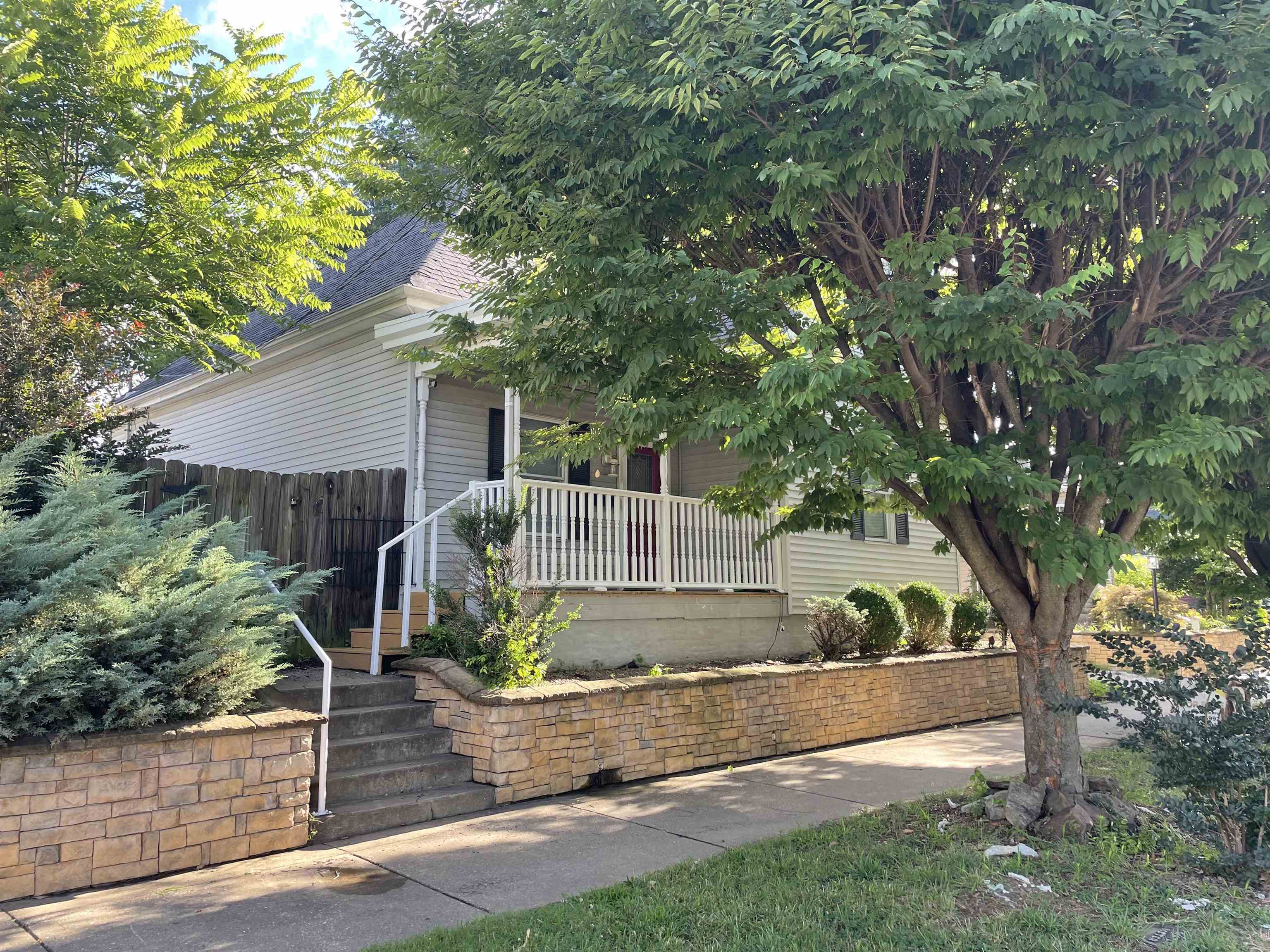 511 7th St, Owensboro, Kentucky 42303, 2 Bedrooms Bedrooms, ,1 BathroomBathrooms,Single Family Residence,For Sale,7th St,91234
