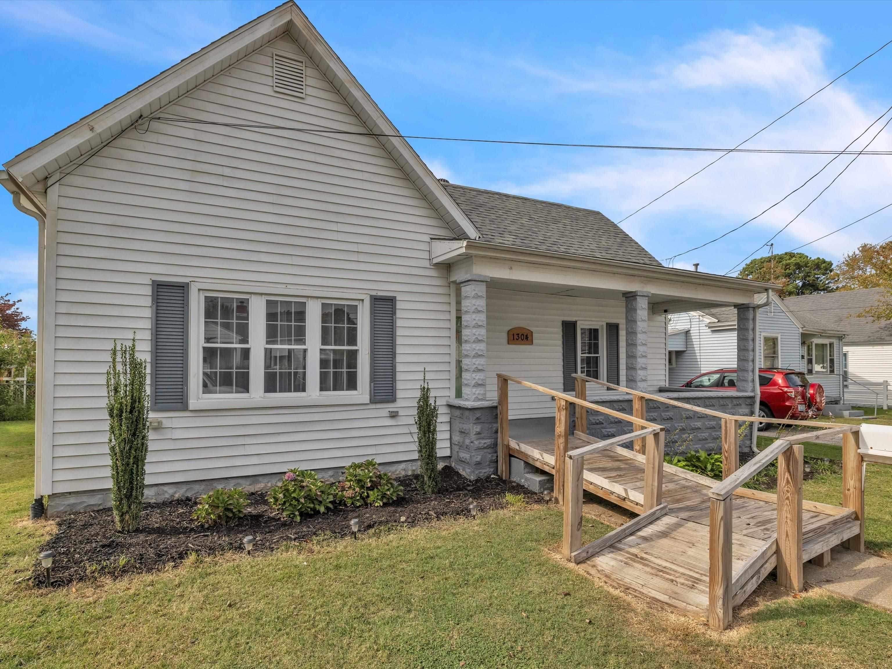 1304 Independence Avenue, Owensboro, Kentucky 42301, 3 Bedrooms Bedrooms, ,2 BathroomsBathrooms,Single Family Residence,For Sale,Independence Avenue,91235