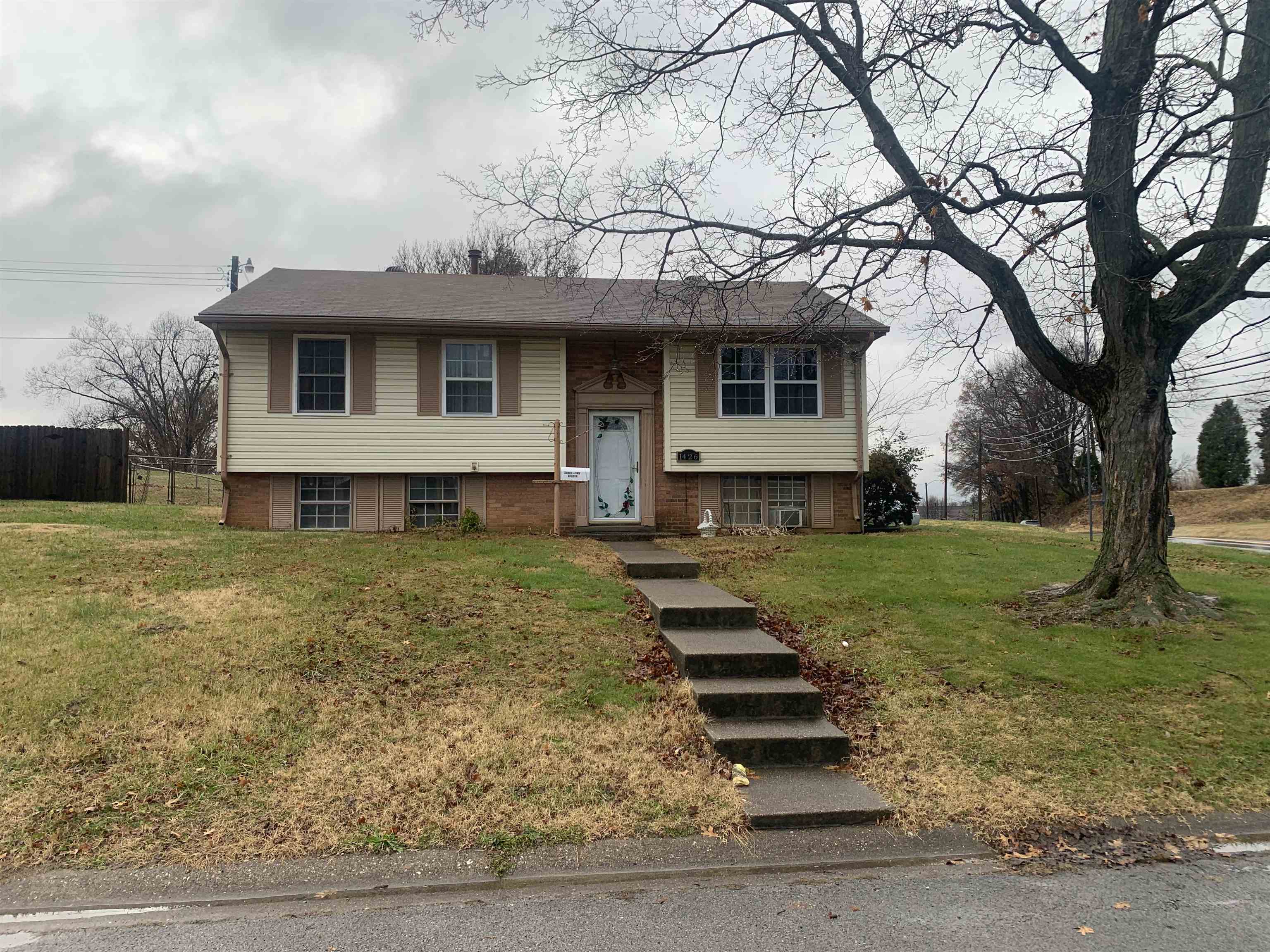 1426 Gilbert Lane, Owensboro, Kentucky 42303-1358, 4 Bedrooms Bedrooms, ,1 BathroomBathrooms,Single Family Residence,For Sale,Gilbert Lane,91313