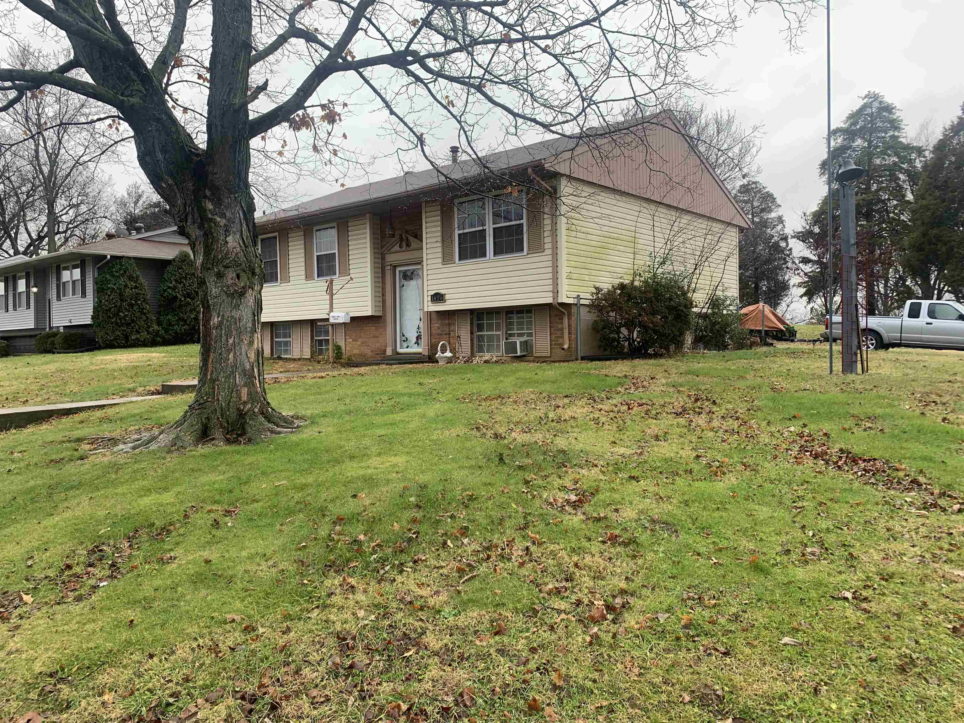 1426 Gilbert Lane, Owensboro, Kentucky 42303-1358, 4 Bedrooms Bedrooms, ,1 BathroomBathrooms,Single Family Residence,For Sale,Gilbert Lane,91313
