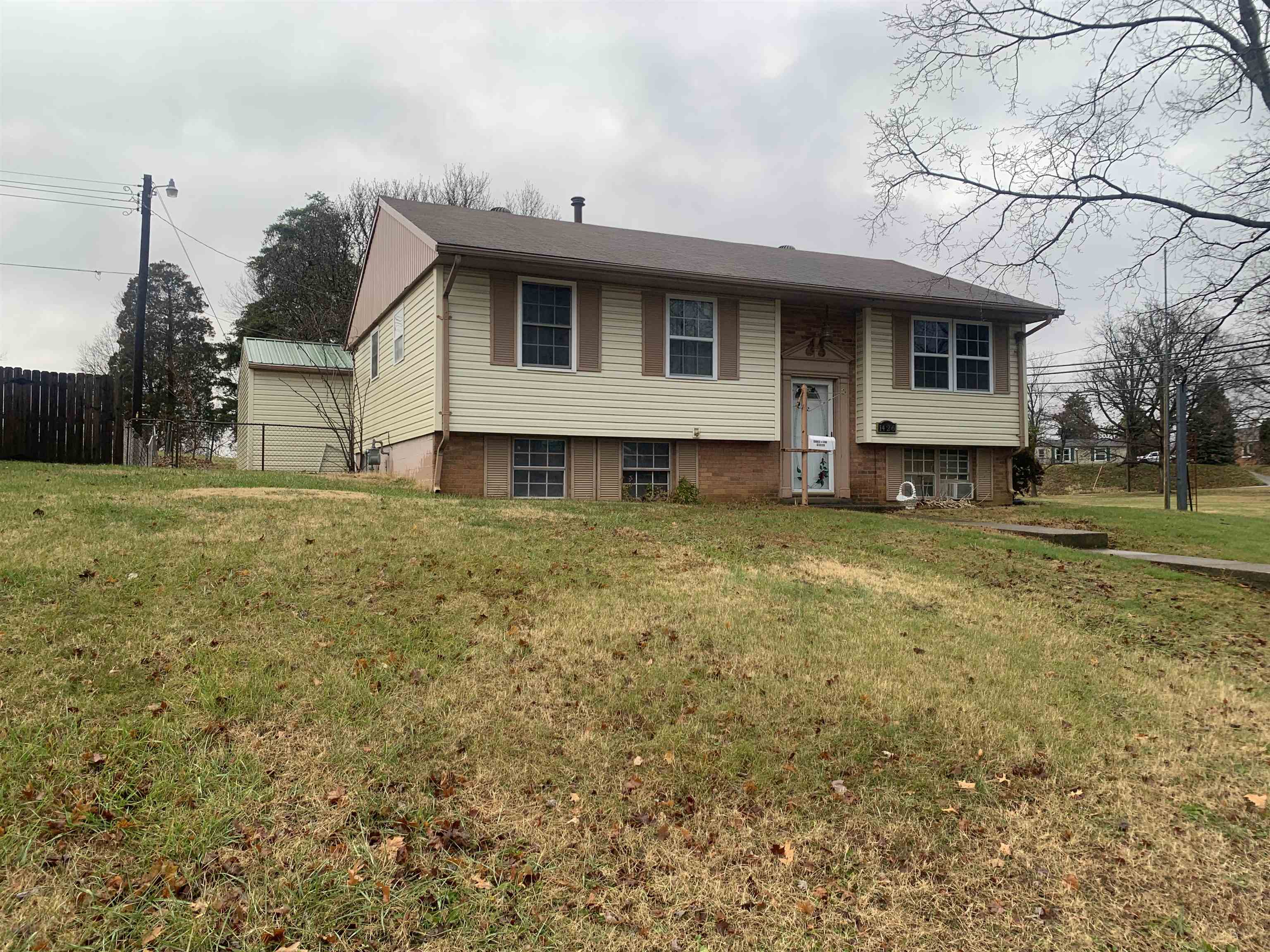 1426 Gilbert Lane, Owensboro, Kentucky 42303-1358, 4 Bedrooms Bedrooms, ,1 BathroomBathrooms,Single Family Residence,For Sale,Gilbert Lane,91313