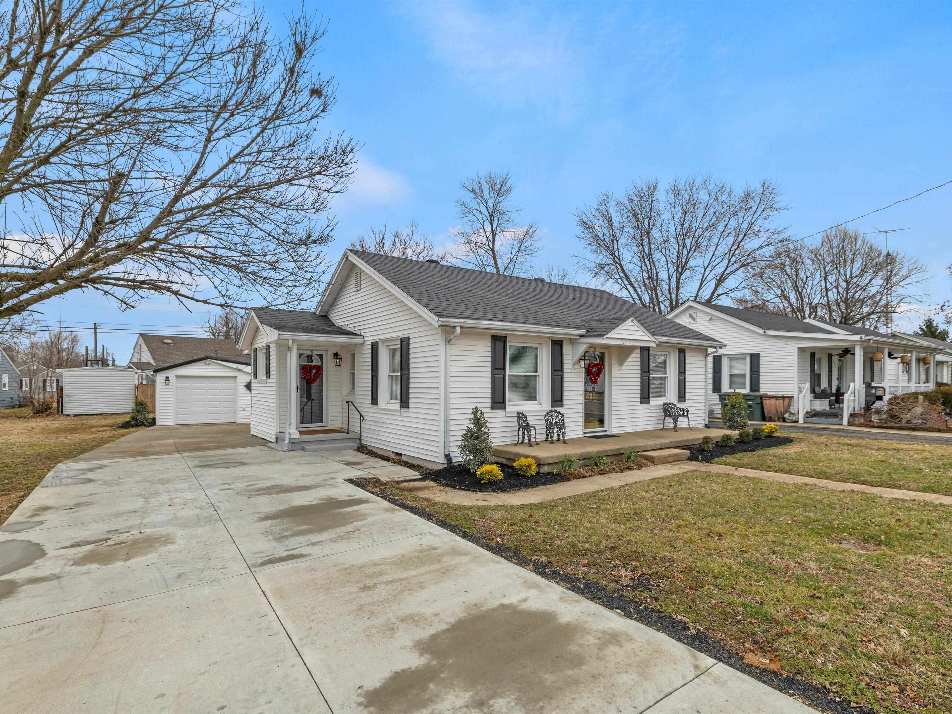423 East 27th, Owensboro, Kentucky 42303, 3 Bedrooms Bedrooms, ,1 BathroomBathrooms,Single Family Residence,For Sale,East 27th,91317