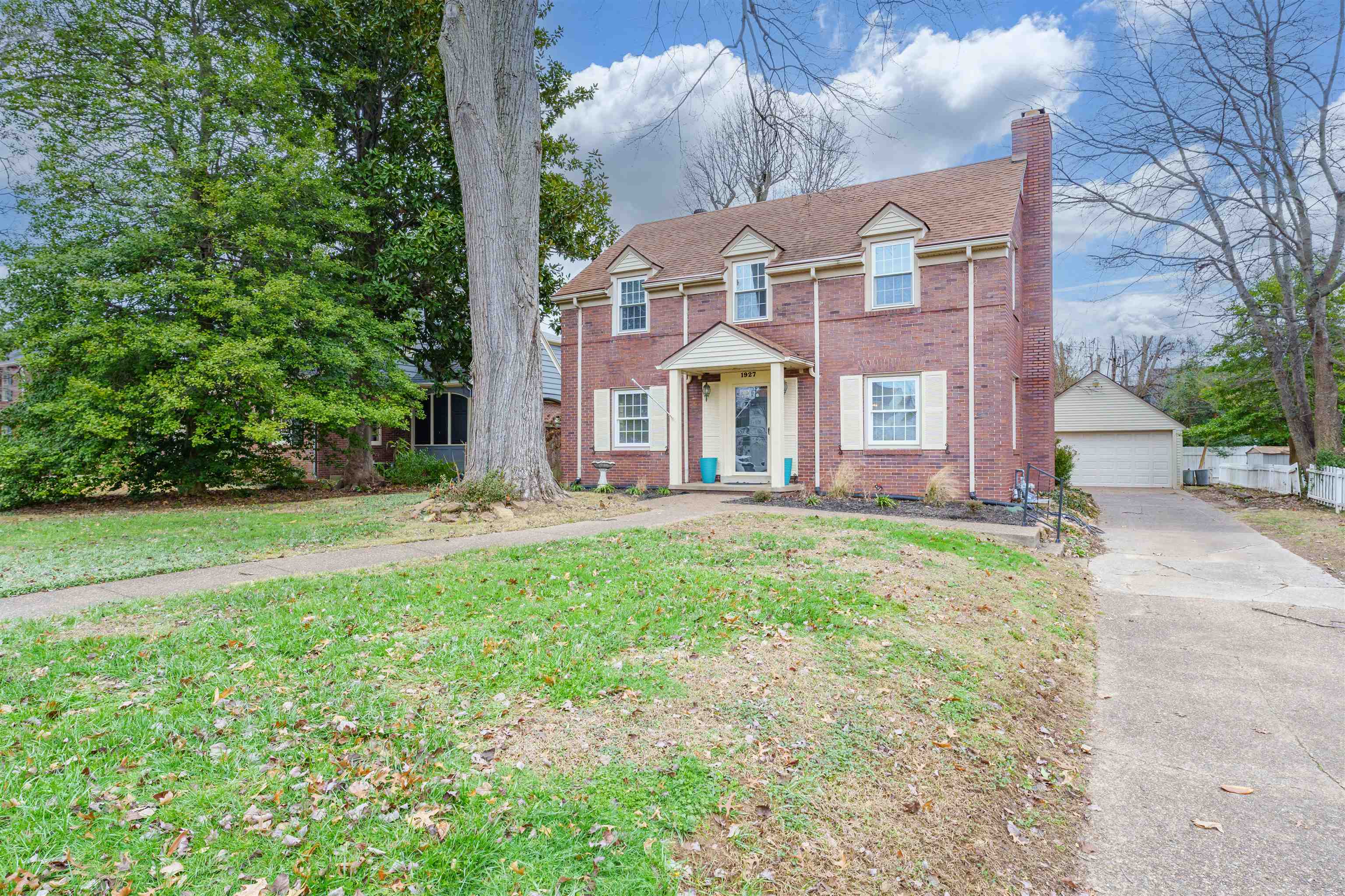 1927 Lexington Ave, Owensboro, Kentucky 42301, 4 Bedrooms Bedrooms, ,2 BathroomsBathrooms,Single Family Residence,For Sale,Lexington Ave,91342