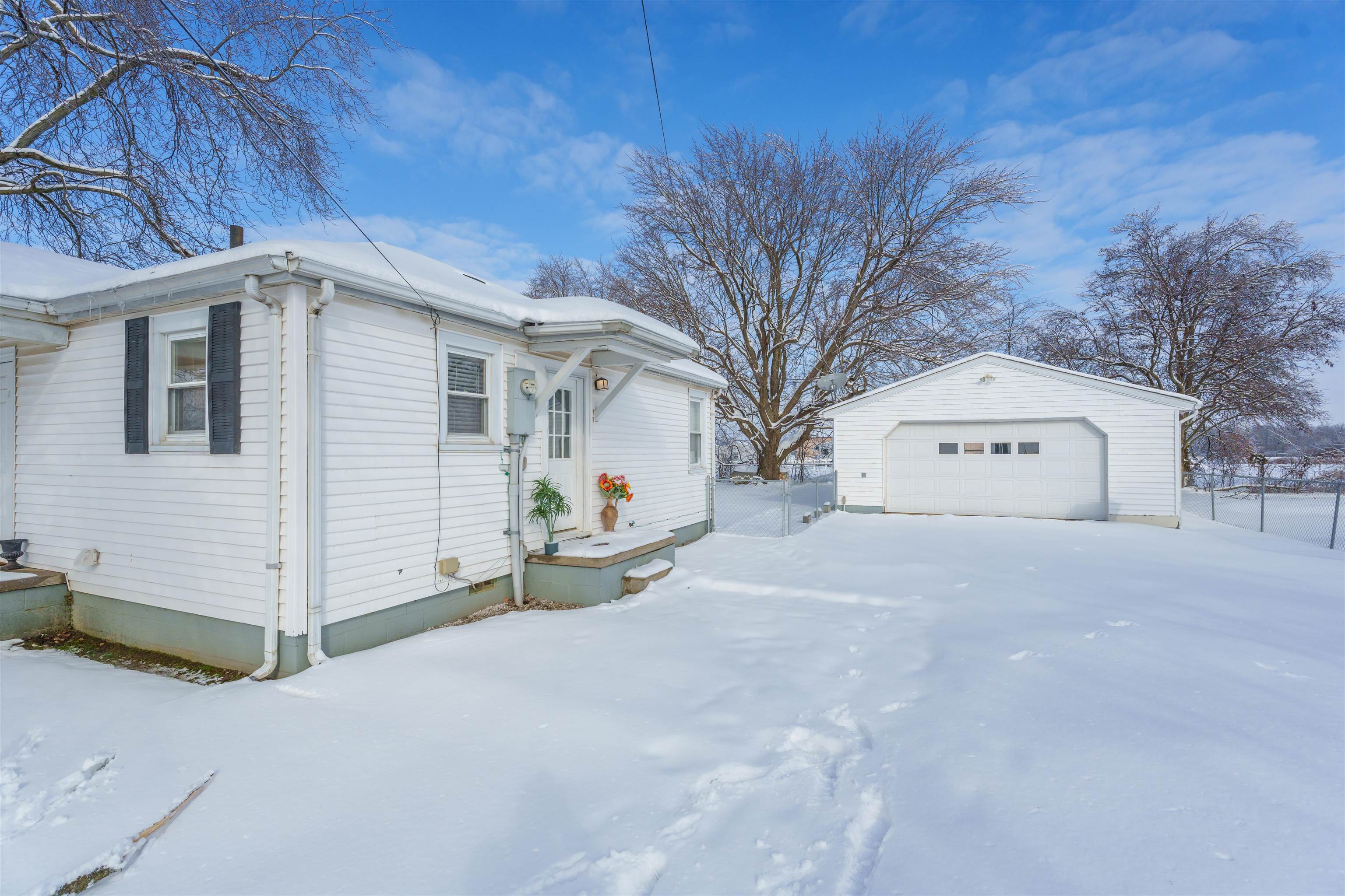 8953 US HWY 60 W, Owensboro, Kentucky 42301, 2 Bedrooms Bedrooms, ,1 BathroomBathrooms,Single Family Residence,For Sale,US HWY 60 W,91382
