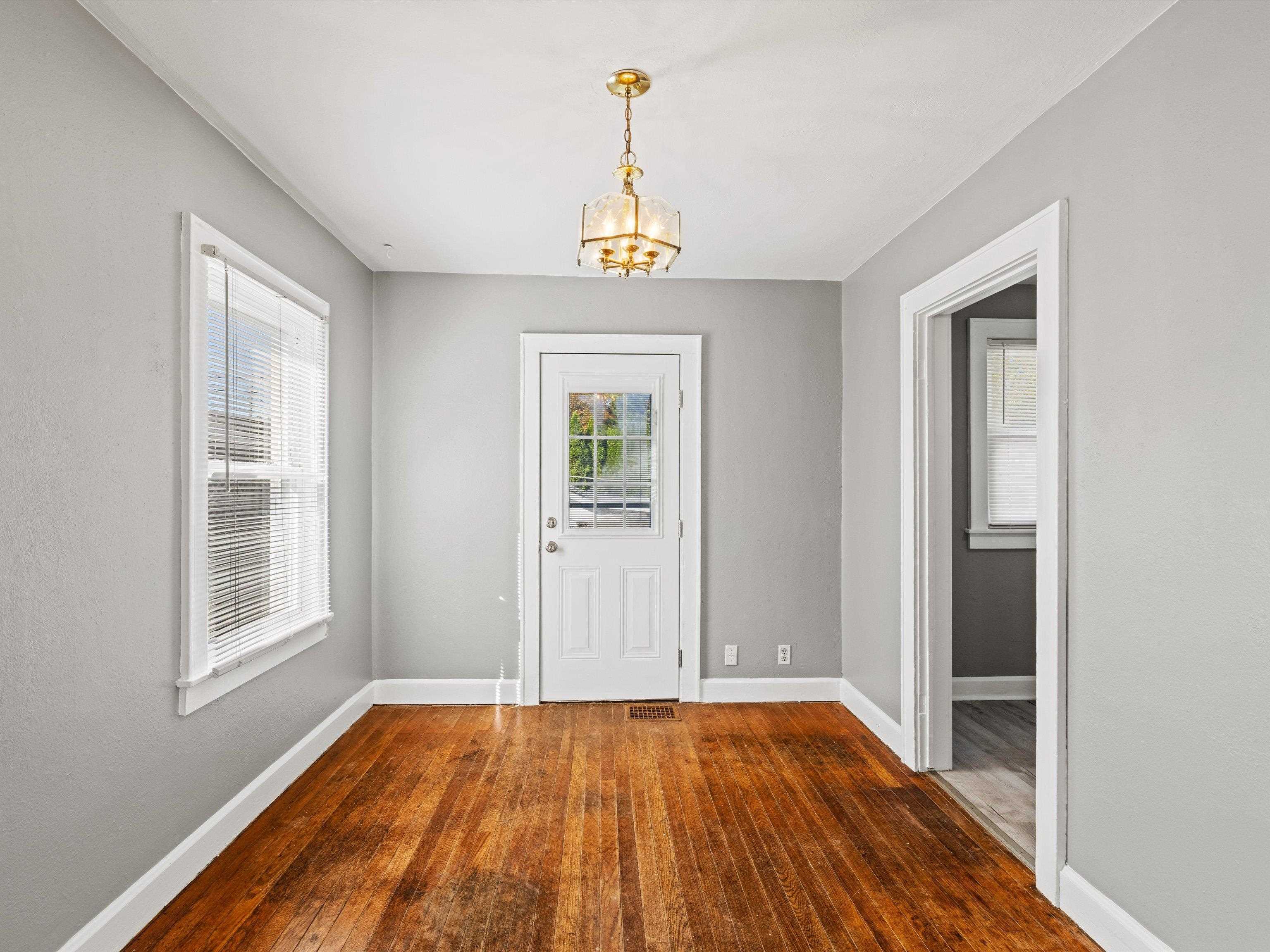 1335 Main Street, Henderson, Kentucky 42420, 2 Bedrooms Bedrooms, ,1 BathroomBathrooms,Single Family Residence,For Sale,Main Street,91392