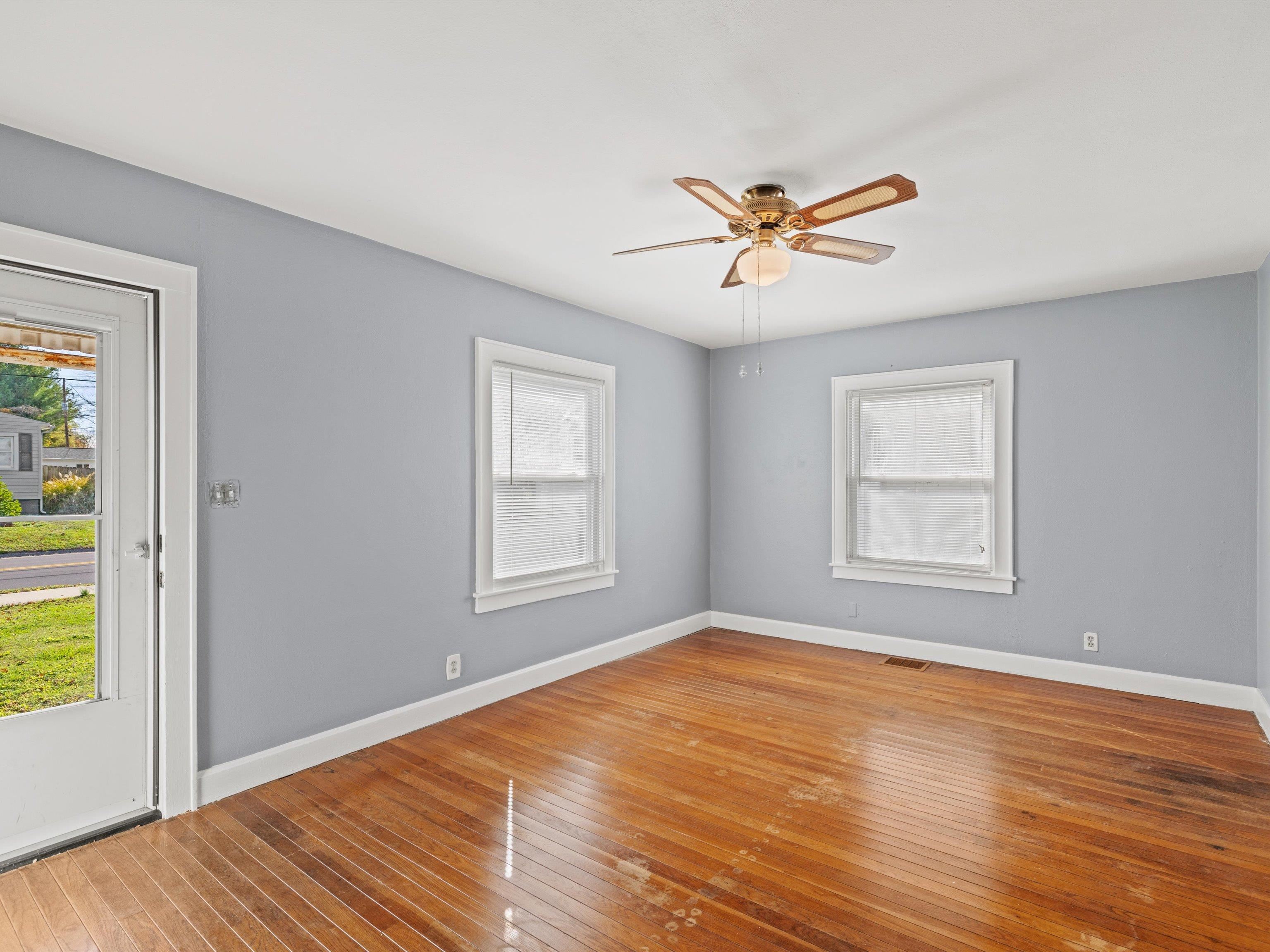 1335 Main Street, Henderson, Kentucky 42420, 2 Bedrooms Bedrooms, ,1 BathroomBathrooms,Single Family Residence,For Sale,Main Street,91392