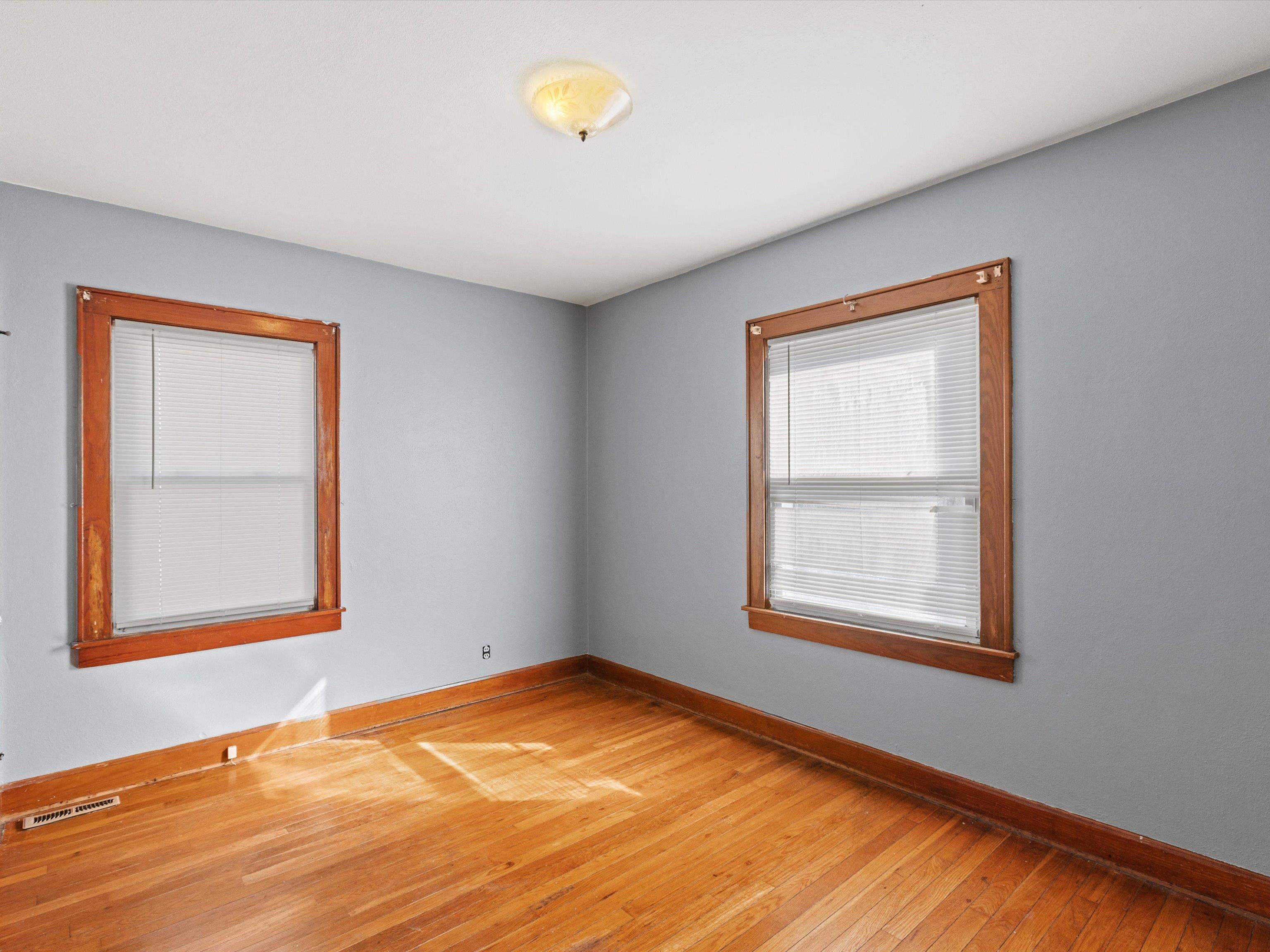 1335 Main Street, Henderson, Kentucky 42420, 2 Bedrooms Bedrooms, ,1 BathroomBathrooms,Single Family Residence,For Sale,Main Street,91392