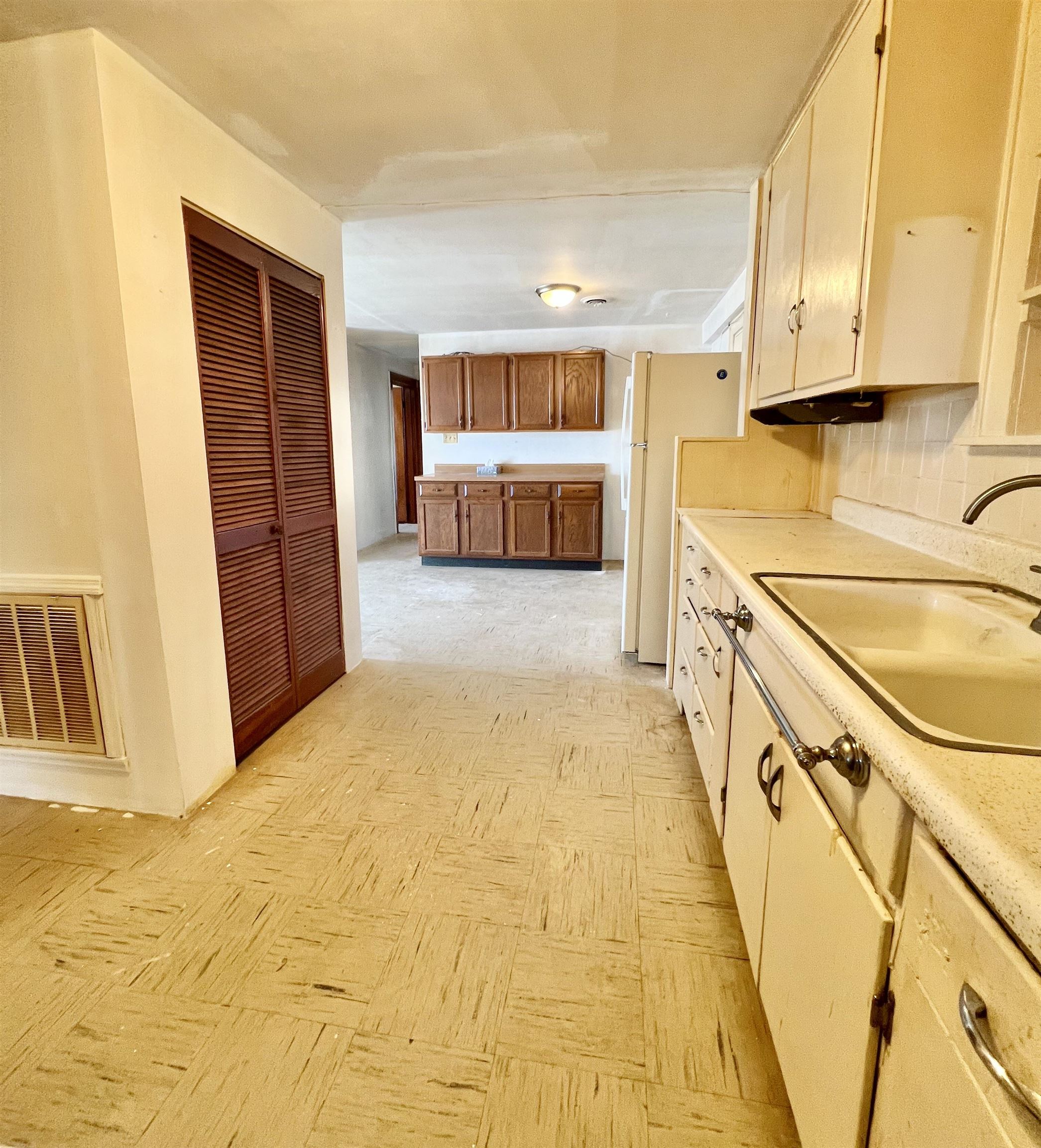 7139 US 60 W, Owensboro, Kentucky 42301, 4 Bedrooms Bedrooms, ,1 BathroomBathrooms,Single Family Residence,For Sale,US 60 W,91410