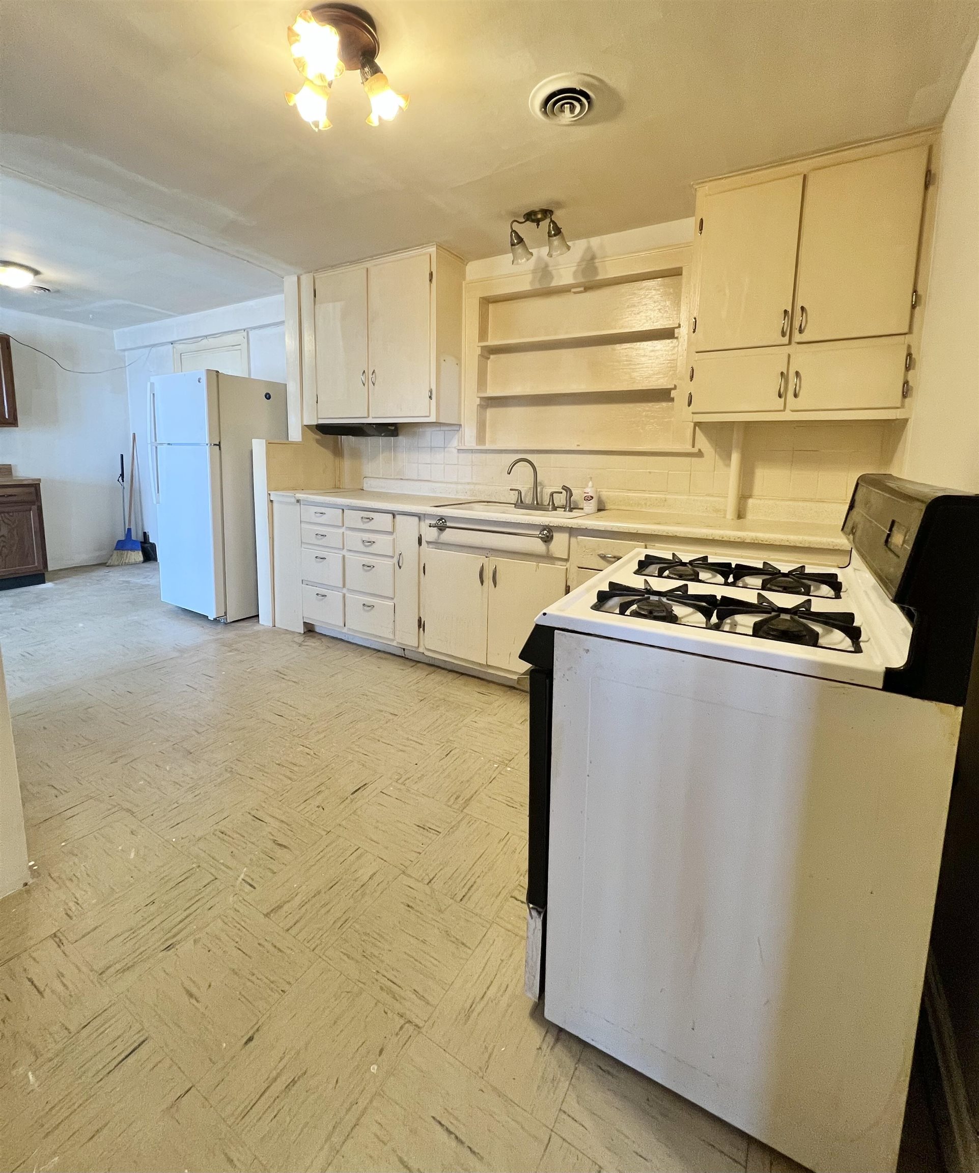 7139 US 60 W, Owensboro, Kentucky 42301, 4 Bedrooms Bedrooms, ,1 BathroomBathrooms,Single Family Residence,For Sale,US 60 W,91410