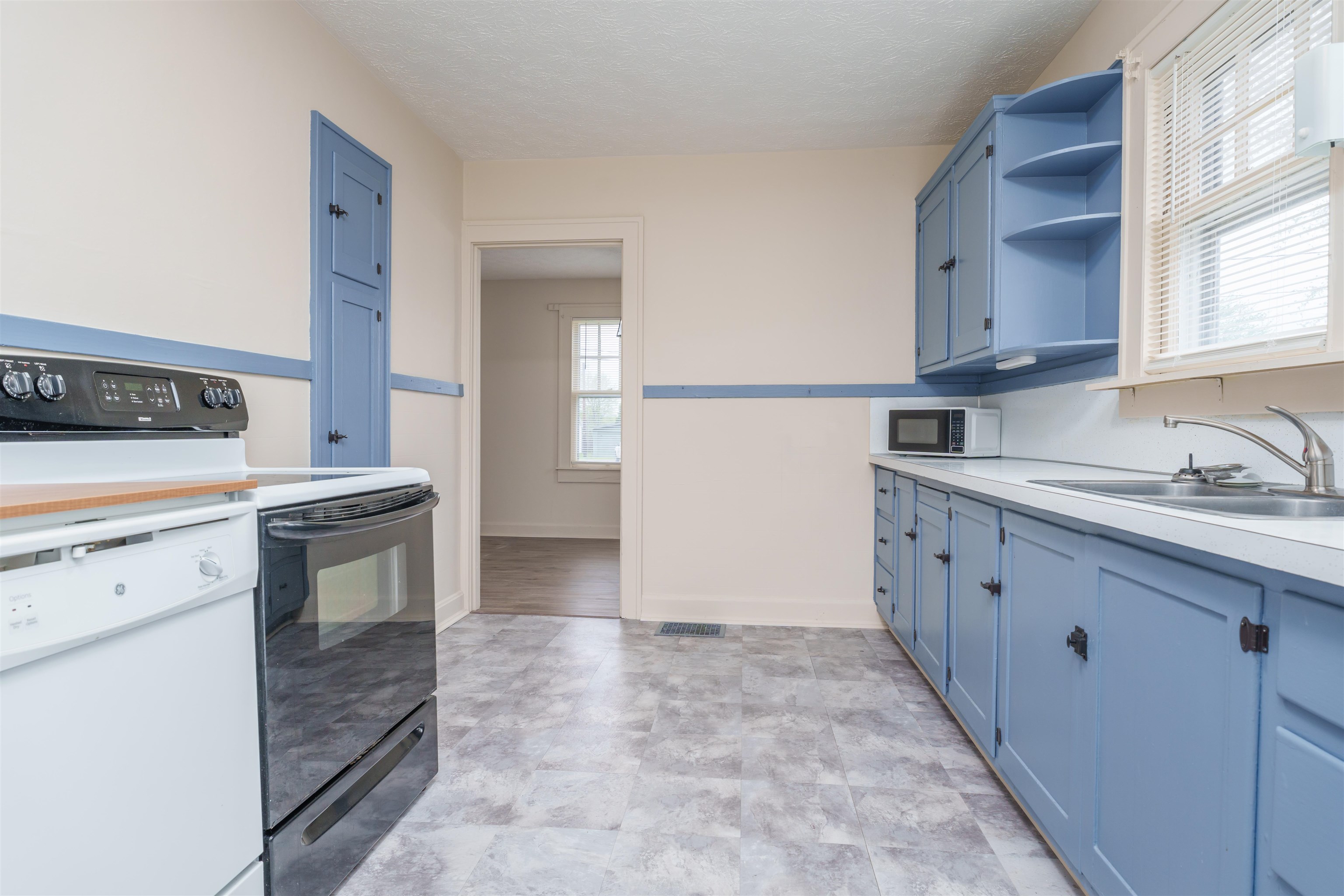 211 Hubert Court, Owensboro, Kentucky 42303, 2 Bedrooms Bedrooms, ,1 BathroomBathrooms,Single Family Residence,For Sale,Hubert Court,91413