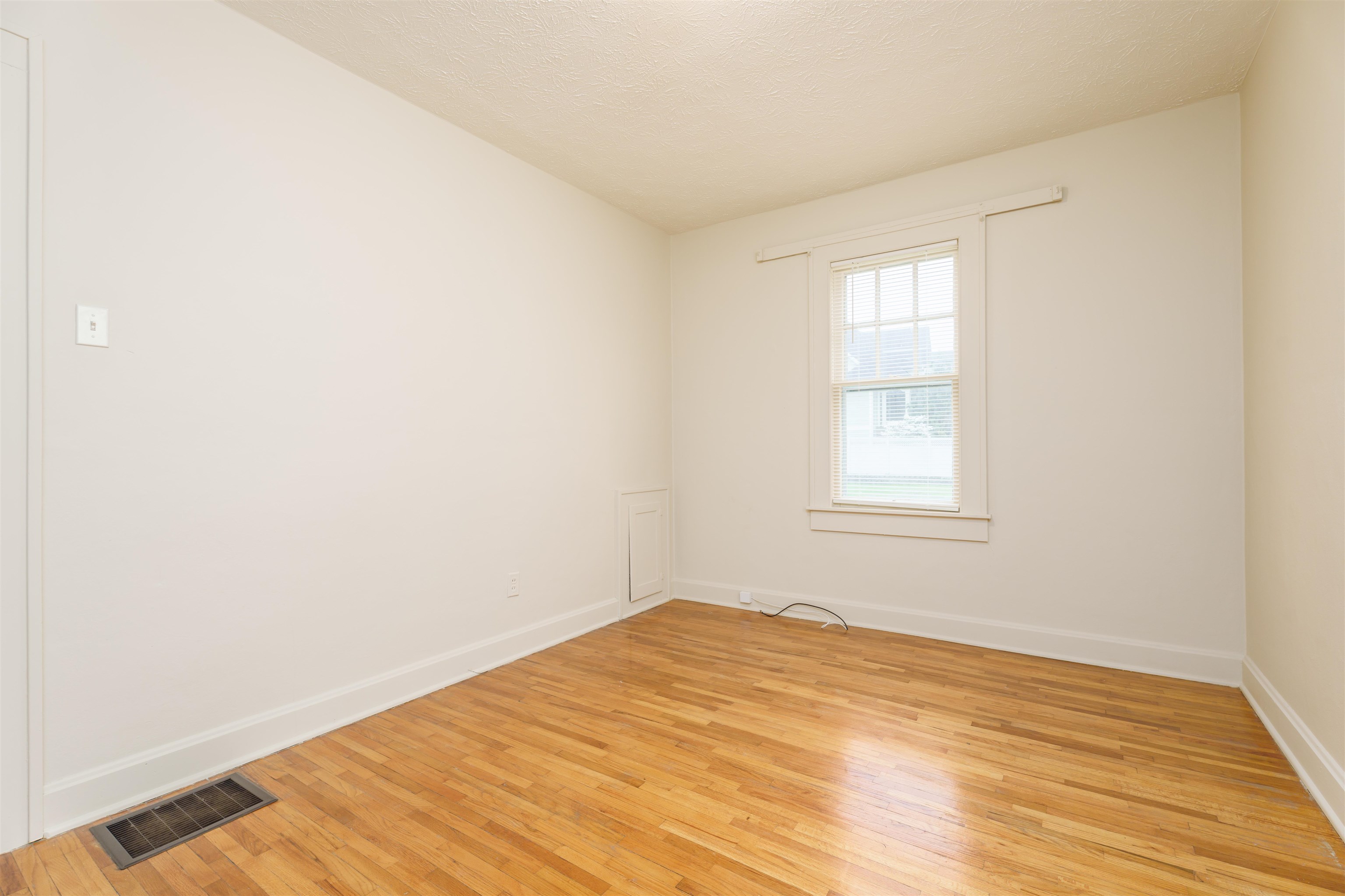 211 Hubert Court, Owensboro, Kentucky 42303, 2 Bedrooms Bedrooms, ,1 BathroomBathrooms,Single Family Residence,For Sale,Hubert Court,91413
