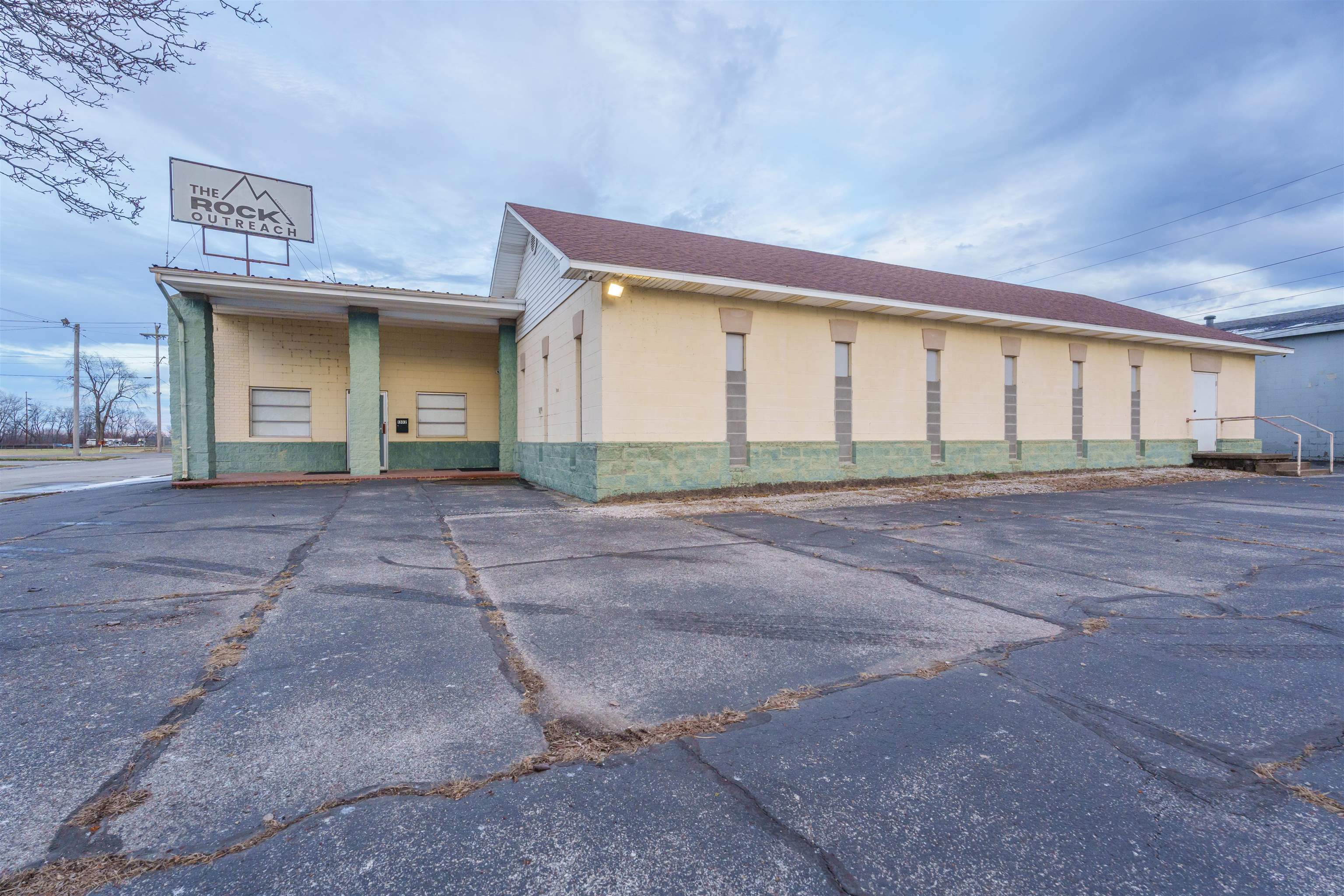 1302 Greyhound Drive, Owensboro, Kentucky 42303, ,Mixed Use,For Sale,Greyhound Drive,91421