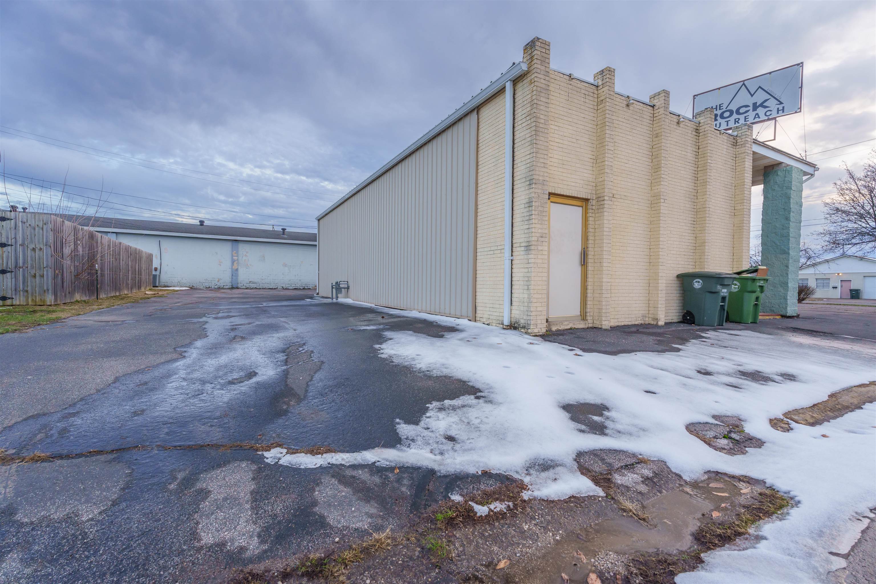 1302 Greyhound Drive, Owensboro, Kentucky 42303, ,Mixed Use,For Sale,Greyhound Drive,91421