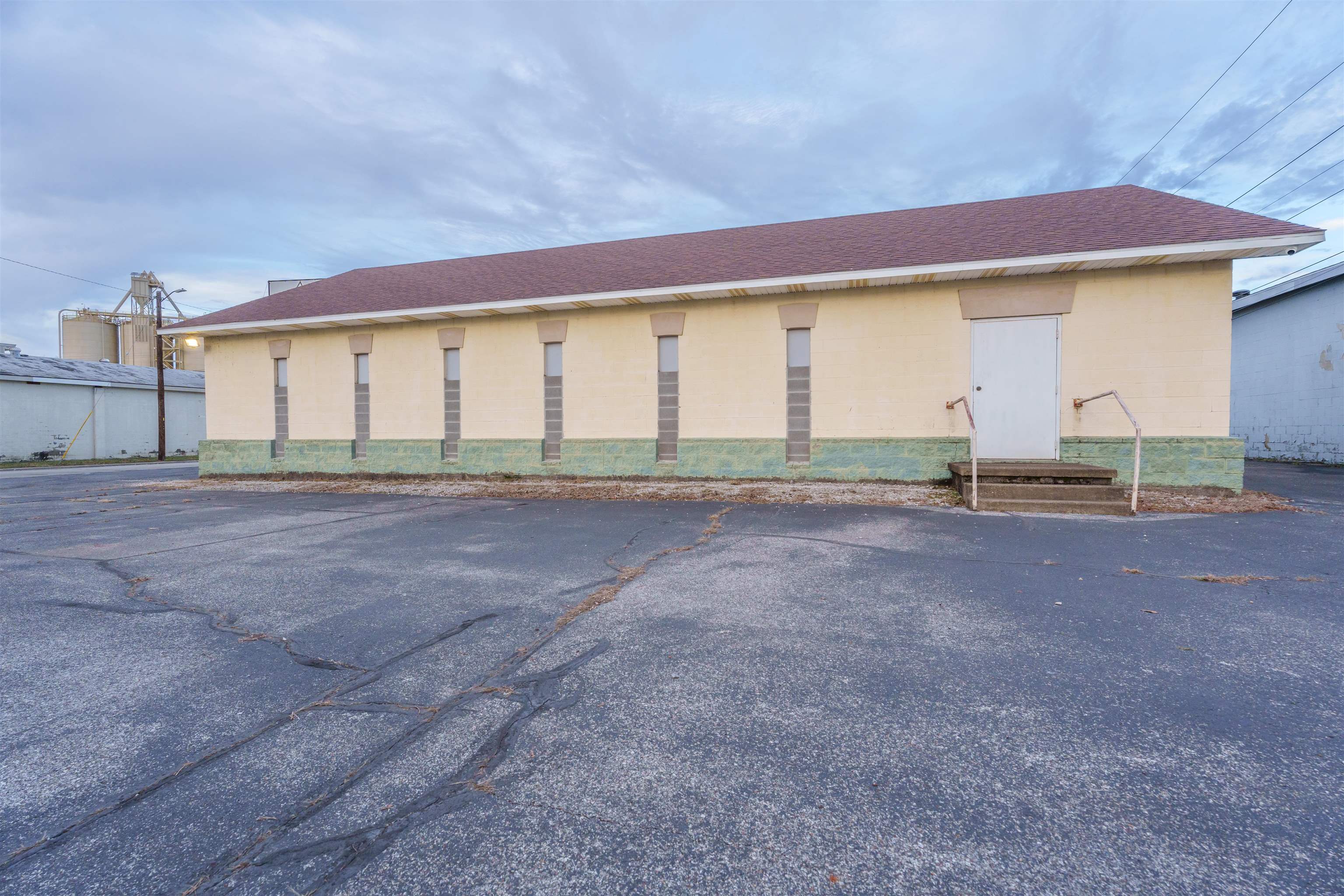 1302 Greyhound Drive, Owensboro, Kentucky 42303, ,Mixed Use,For Sale,Greyhound Drive,91421