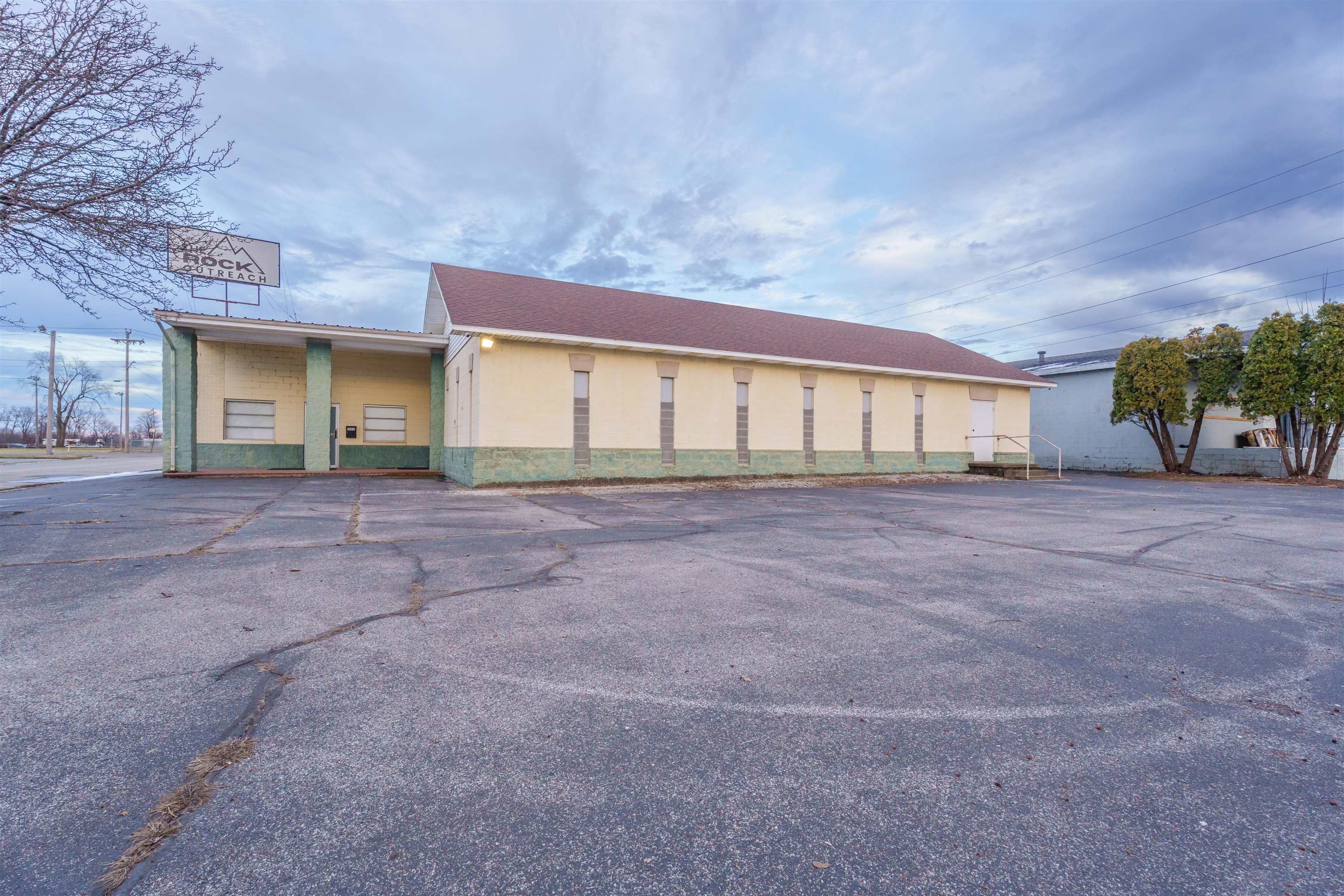 1302 Greyhound Drive, Owensboro, Kentucky 42303, ,Mixed Use,For Sale,Greyhound Drive,91421