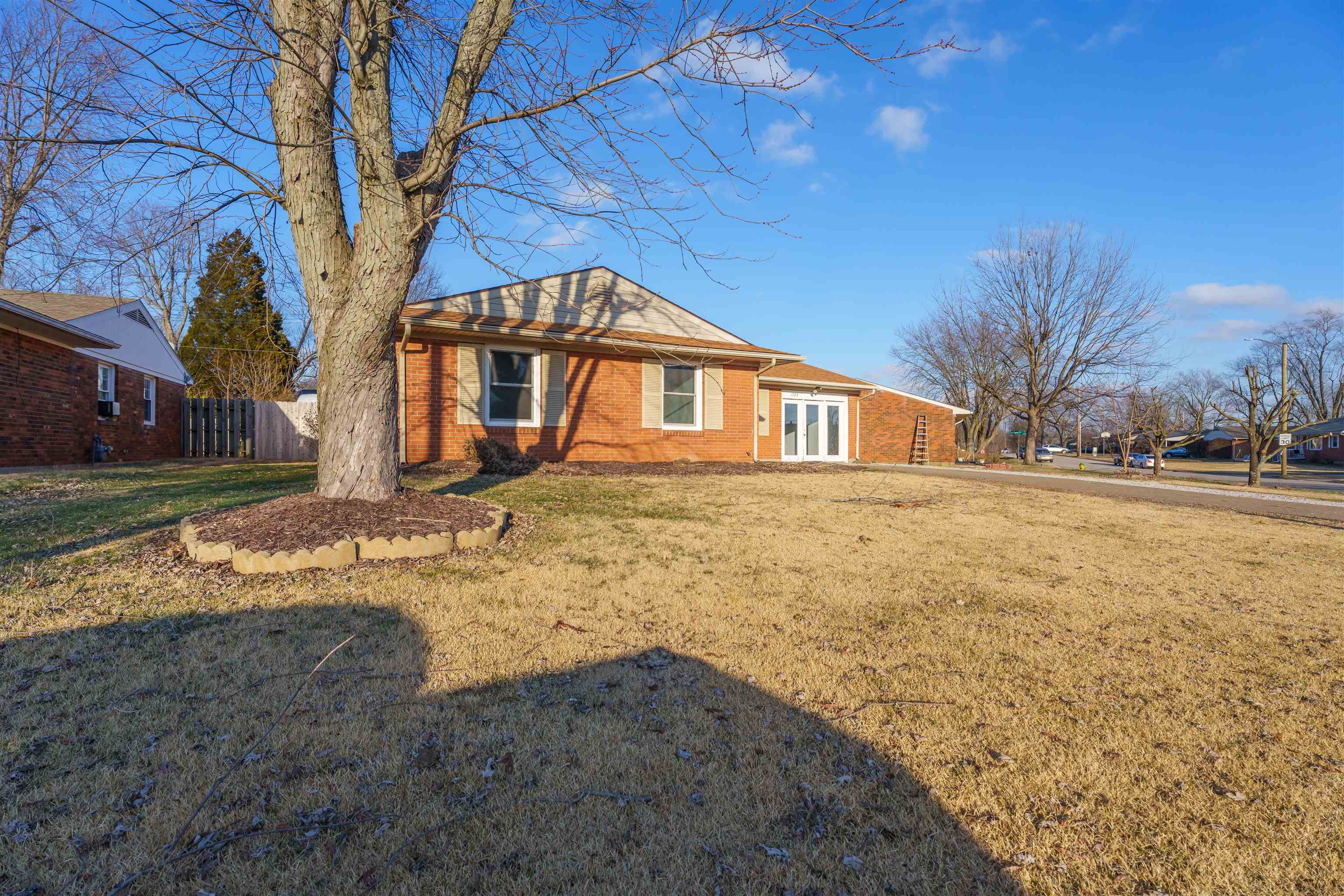 1723 Asbury Place, Owensboro, Kentucky 42303, 3 Bedrooms Bedrooms, ,2 BathroomsBathrooms,Single Family Residence,For Sale,Asbury Place,91423